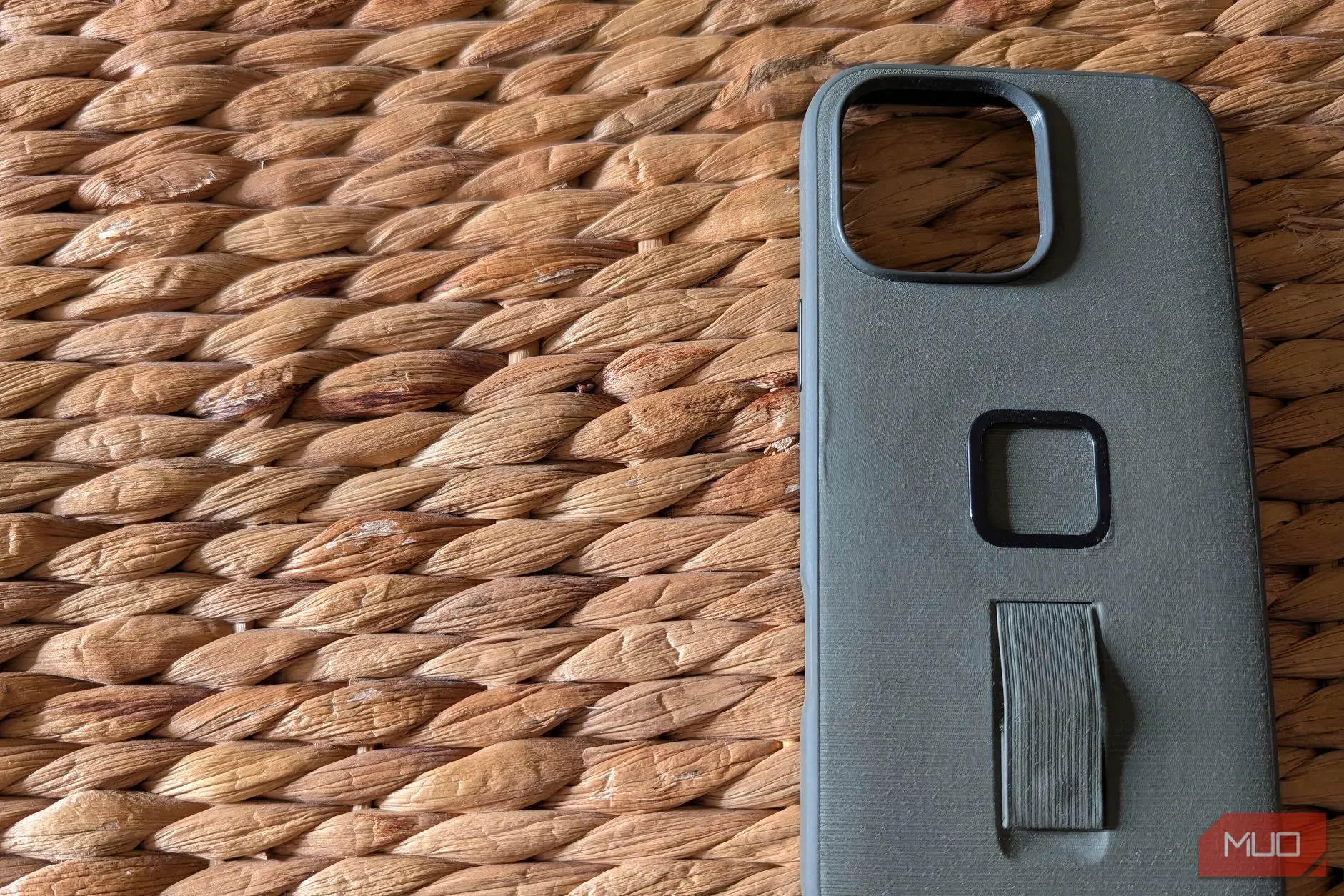 Ốp lưng iPhone chuyên dụng trên bề mặt thô ráp