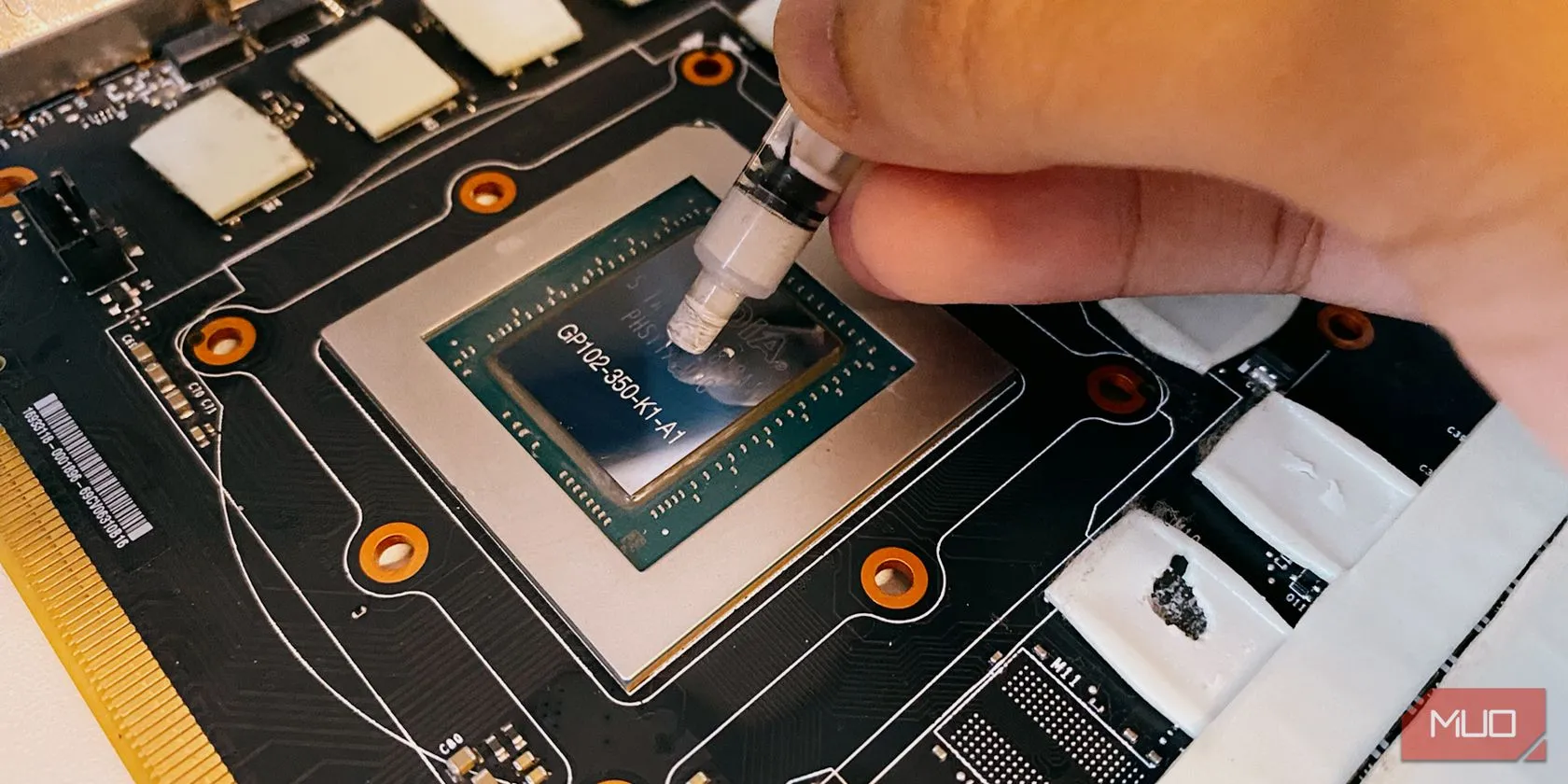 Quá trình bôi keo tản nhiệt lên chip đồ họa GPU