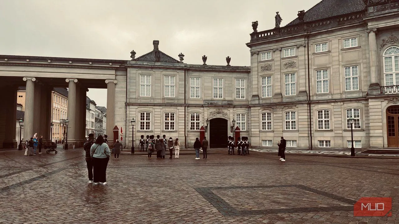 Quảng trường Cung điện Amalienborg với những người lính diễu hành dưới trời mưa ở Copenhagen