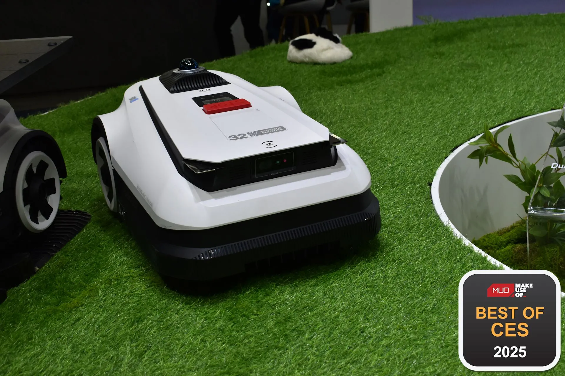 Robot cắt cỏ Ecovacs GOAT A3000 LiDAR với công nghệ định vị tiên tiến