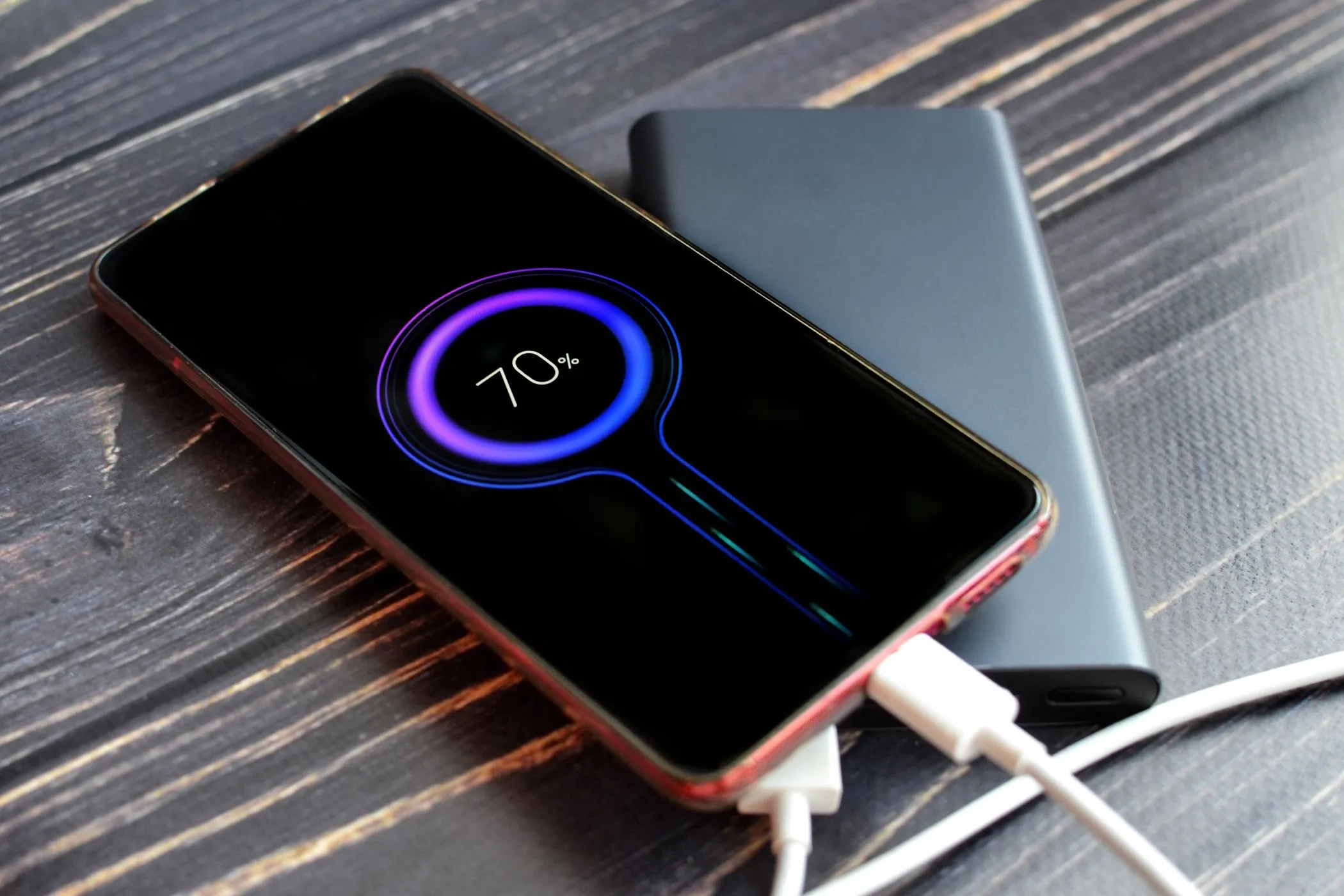 Sạc dự phòng đang cấp nguồn cho điện thoại Android, một giải pháp hiệu quả để duy trì thời lượng pin khi không có ổ cắm.