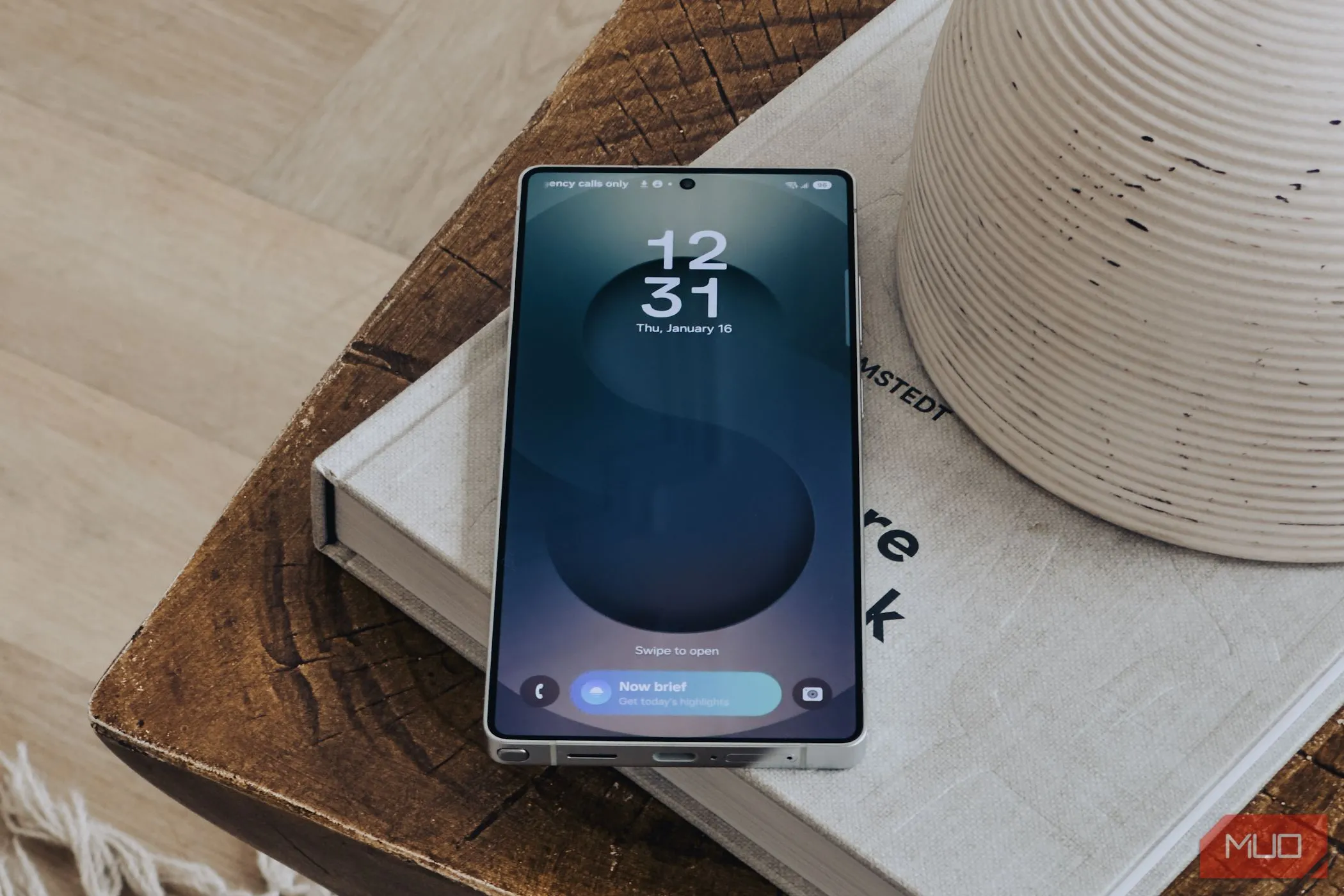 Samsung Galaxy S25 Daily Brief trên màn hình khóa