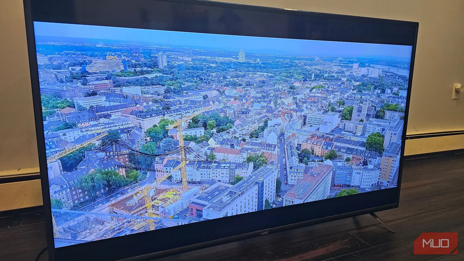 Smart TV hiển thị hình ảnh phong cảnh nước Đức như một tác phẩm nghệ thuật kỹ thuật số, kết nối qua cổng USB
