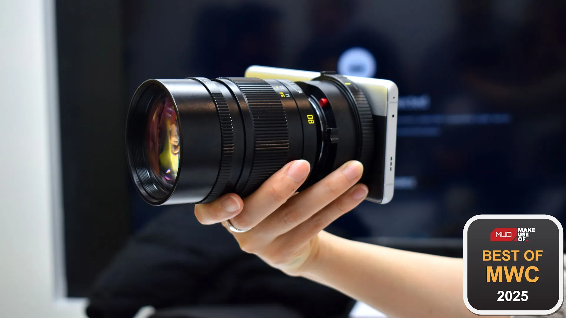Smartphone Realme Ultra Concept với ống kính Leica M-Mount gắn ngoài tại MWC 2025