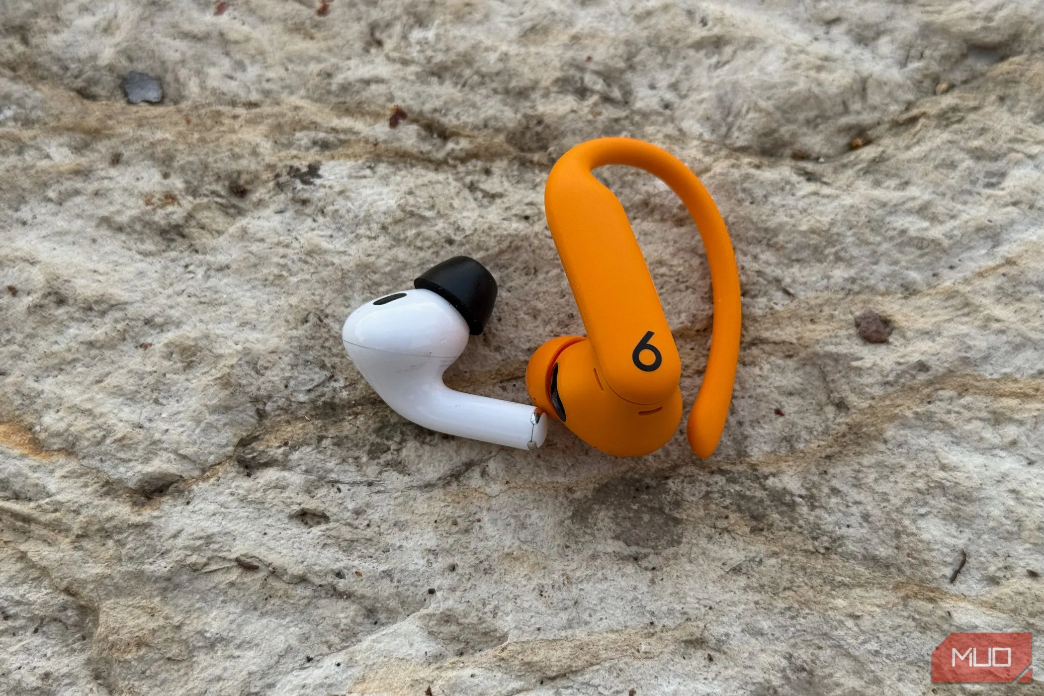 So sánh AirPods Pro 2 và Powerbeats Pro 2 đặt cạnh nhau