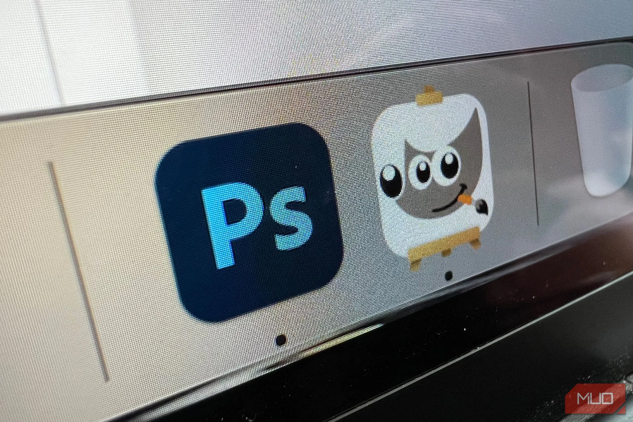 So sánh biểu tượng GIMP và Photoshop trên MacBook, đại diện cho lựa chọn miễn phí và trả phí