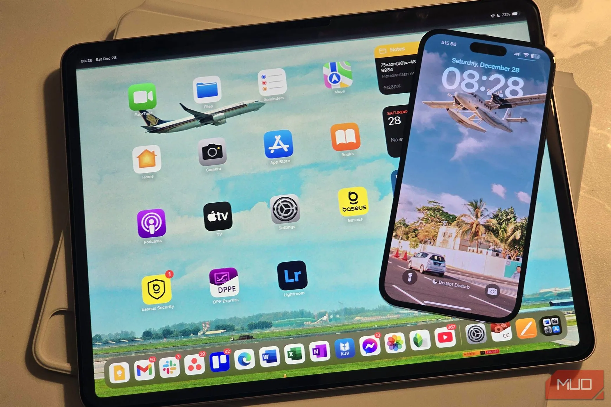 So sánh kích thước màn hình lớn 13 inch của iPad Air với iPhone 14 Pro Max, nổi bật ưu điểm hiển thị của tablet