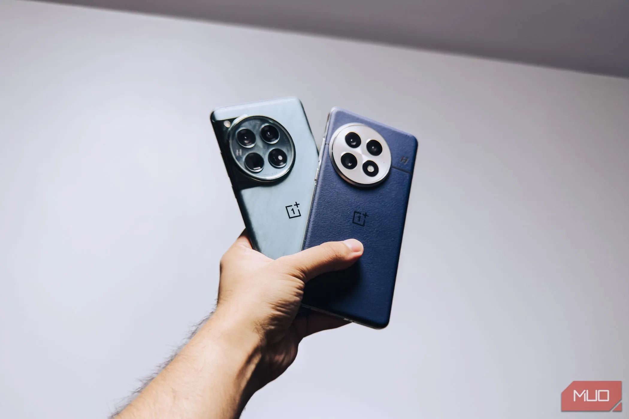 So sánh kích thước và thiết kế của OnePlus 13 và OnePlus 12 khi cầm trên tay, cho thấy sự khác biệt về đường cong