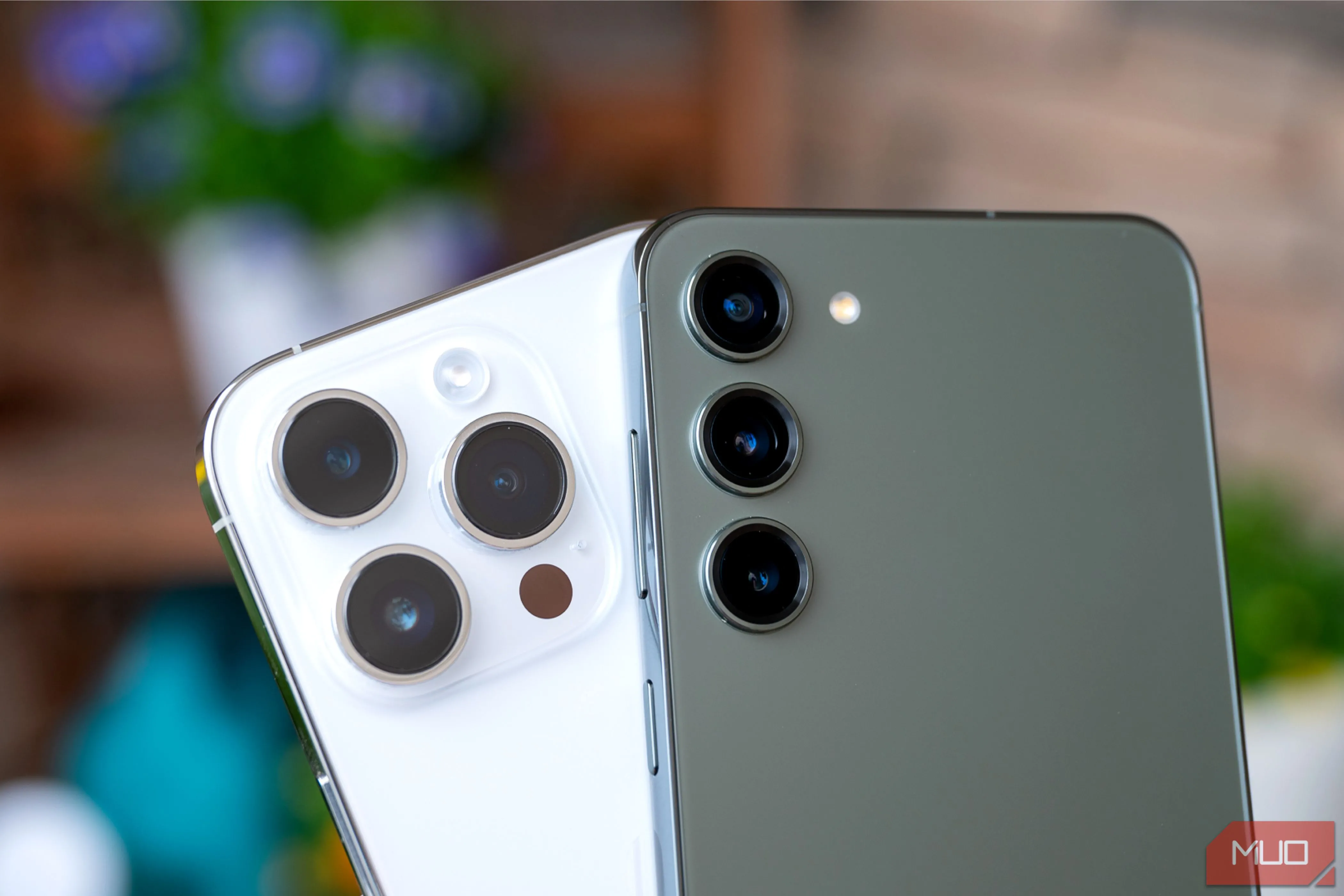 So sánh mặt lưng camera của điện thoại Samsung Galaxy S23+ và Apple iPhone 14 Pro