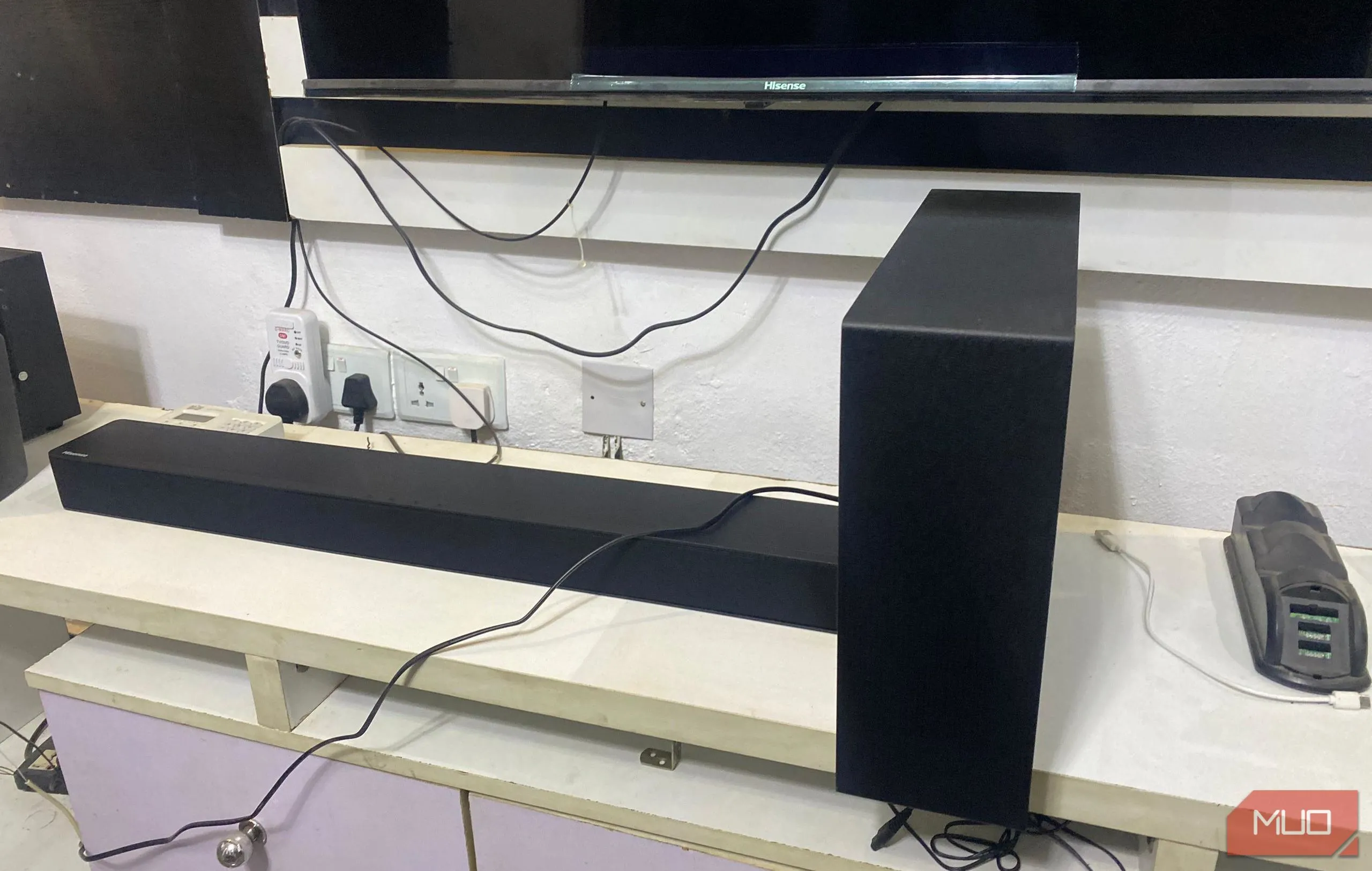 Soundbar Hisense HS2100 và loa siêu trầm được đặt cạnh nhau.