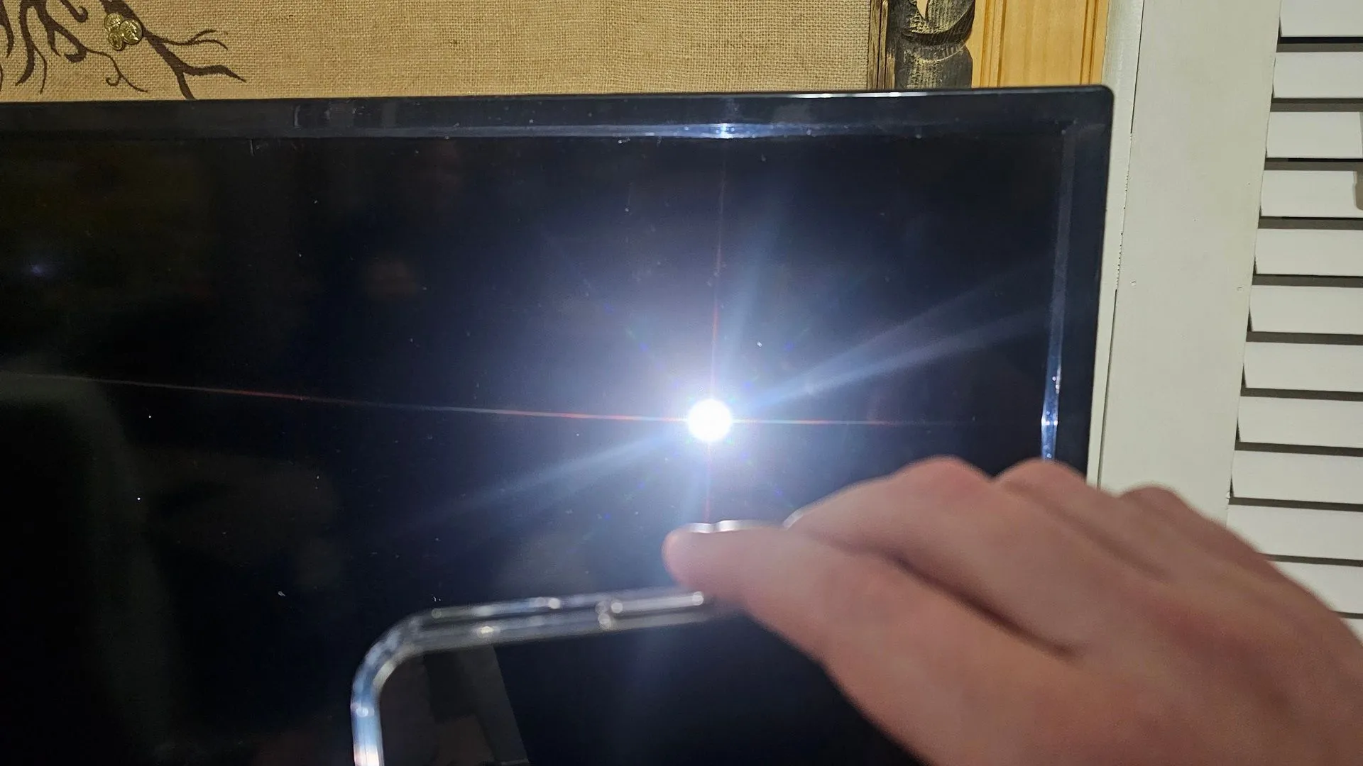 Sử dụng đèn pin để phát hiện hình ảnh trên màn hình đen của Roku TV