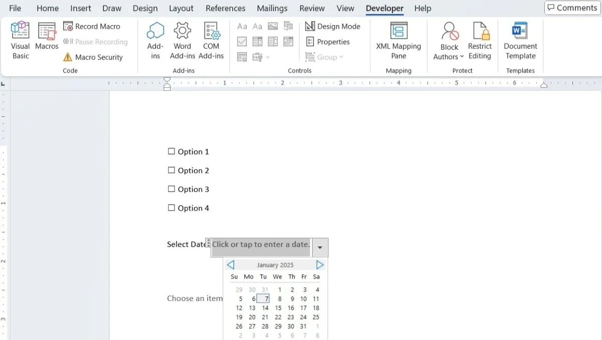 Tài liệu Word với tab Nhà phát triển được chọn và trình chọn ngày