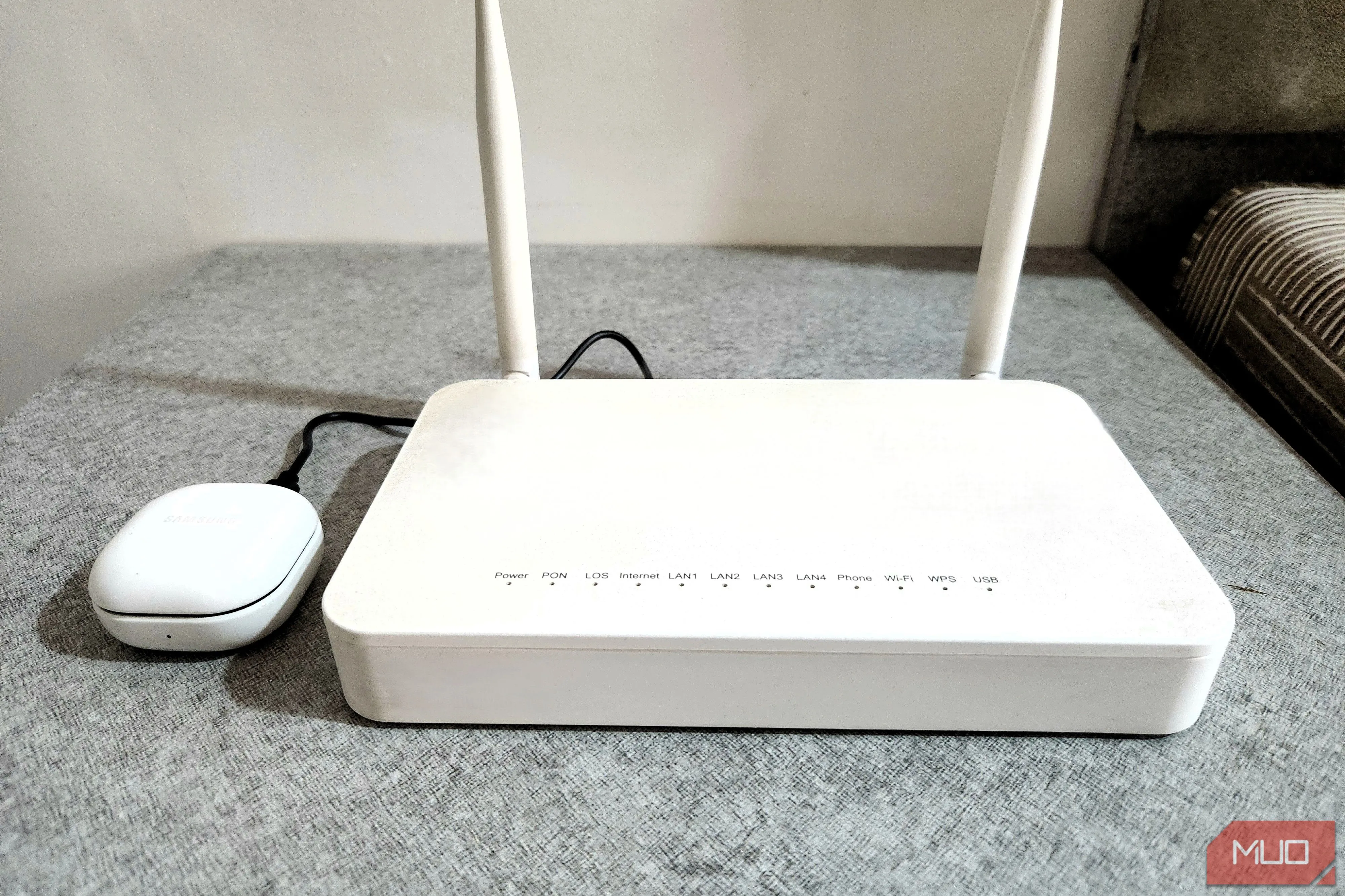 Tai nghe Bluetooth đang sạc qua cổng USB của router