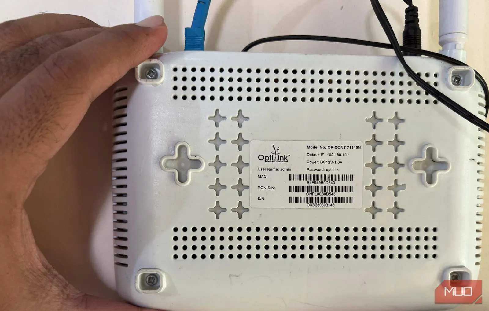 Tay cầm bộ định tuyến Wi-Fi hiển thị mặt sau