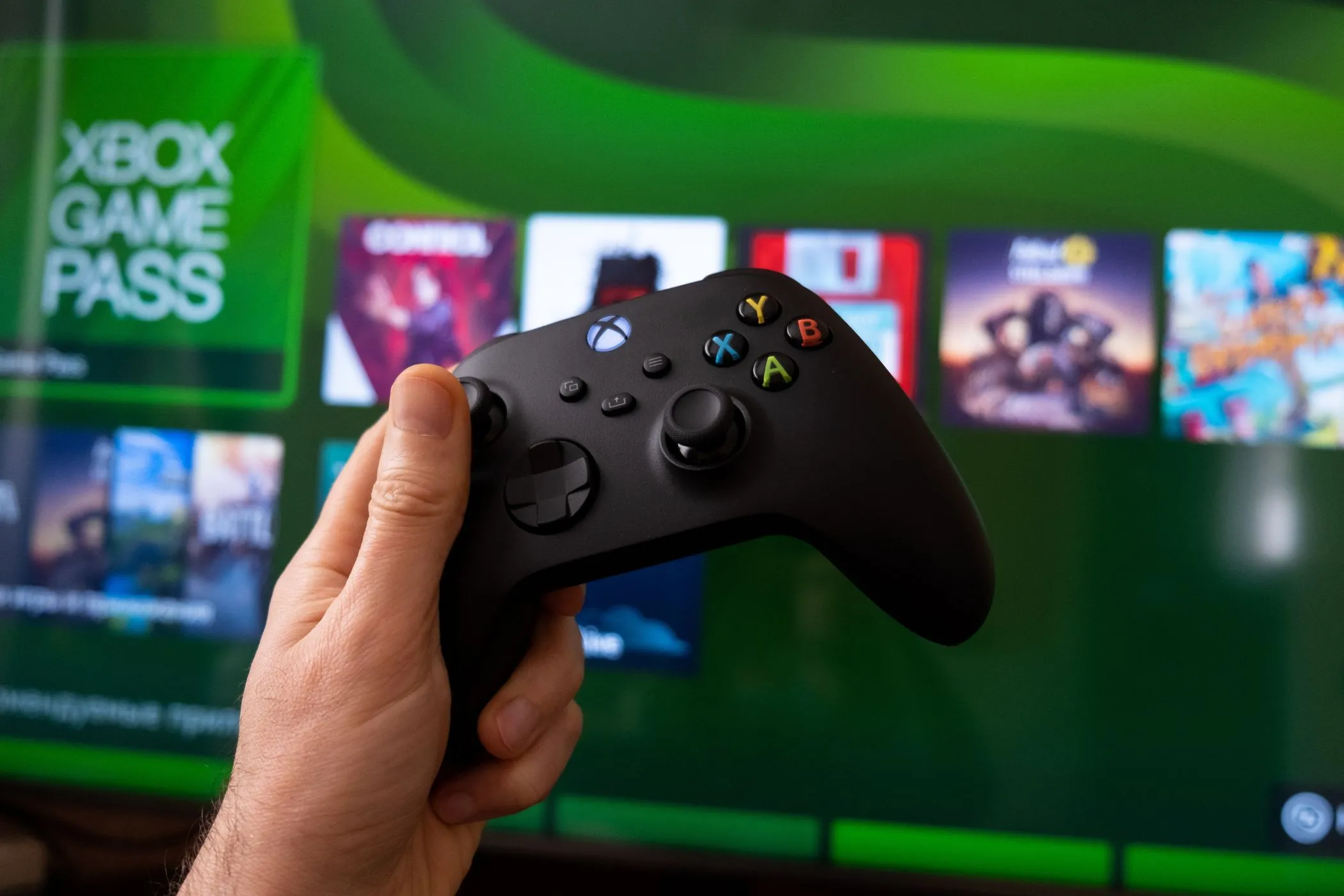 Tay cầm Xbox với màn hình hiển thị trò chơi, minh họa cho trải nghiệm chơi game tối ưu với định dạng âm thanh PCM