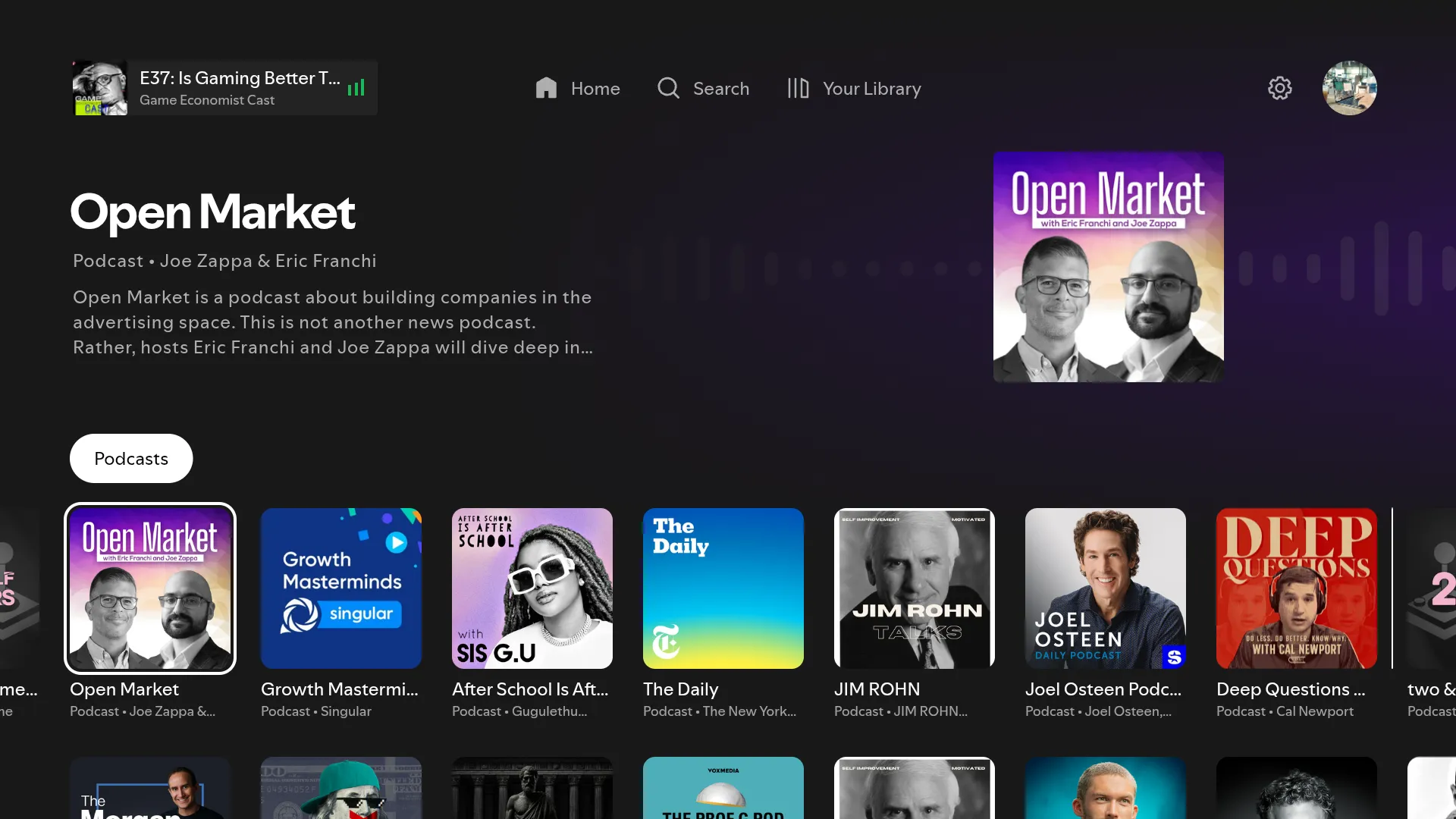 Thẻ &quot;Podcasts&quot; trong ứng dụng Spotify trên TV, hiển thị các chương trình podcast nổi bật và danh mục khám phá