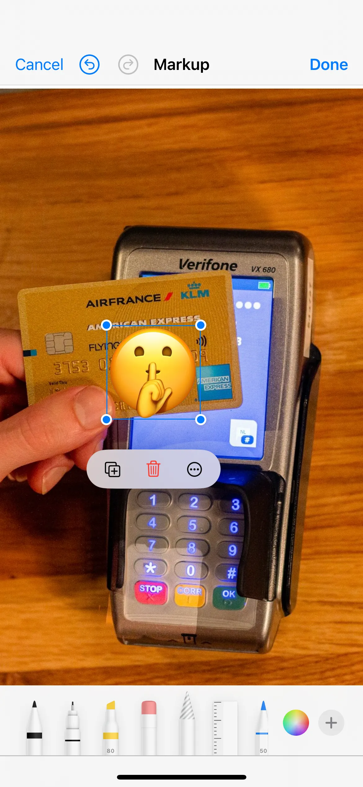 Thẻ tín dụng với số đã được che bằng biểu tượng emoji trong công cụ Markup của iPhone