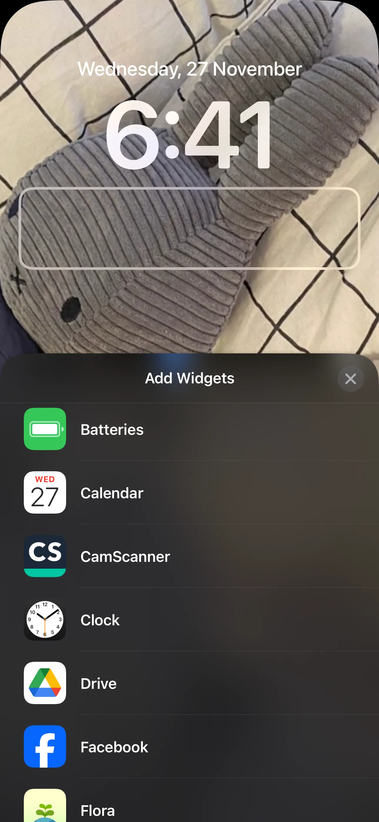 Thêm tiện ích vào màn hình khóa iPhone