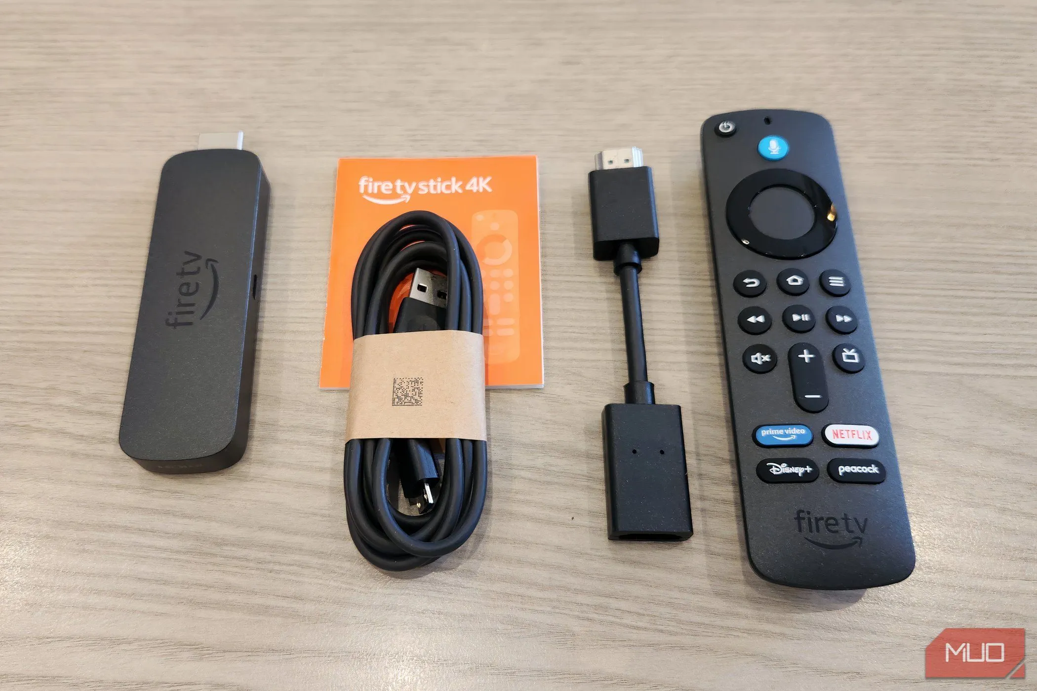 Thiết bị Amazon Fire TV Stick và các phụ kiện được tháo hộp.