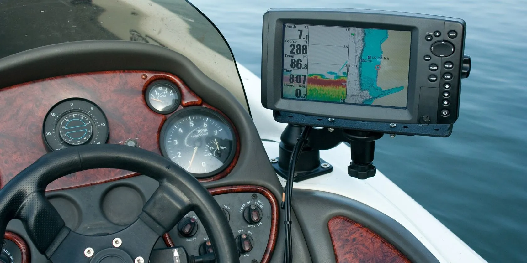 Thiết bị định vị GPS chuyên dụng trên thuyền để phục vụ hoạt động câu cá
