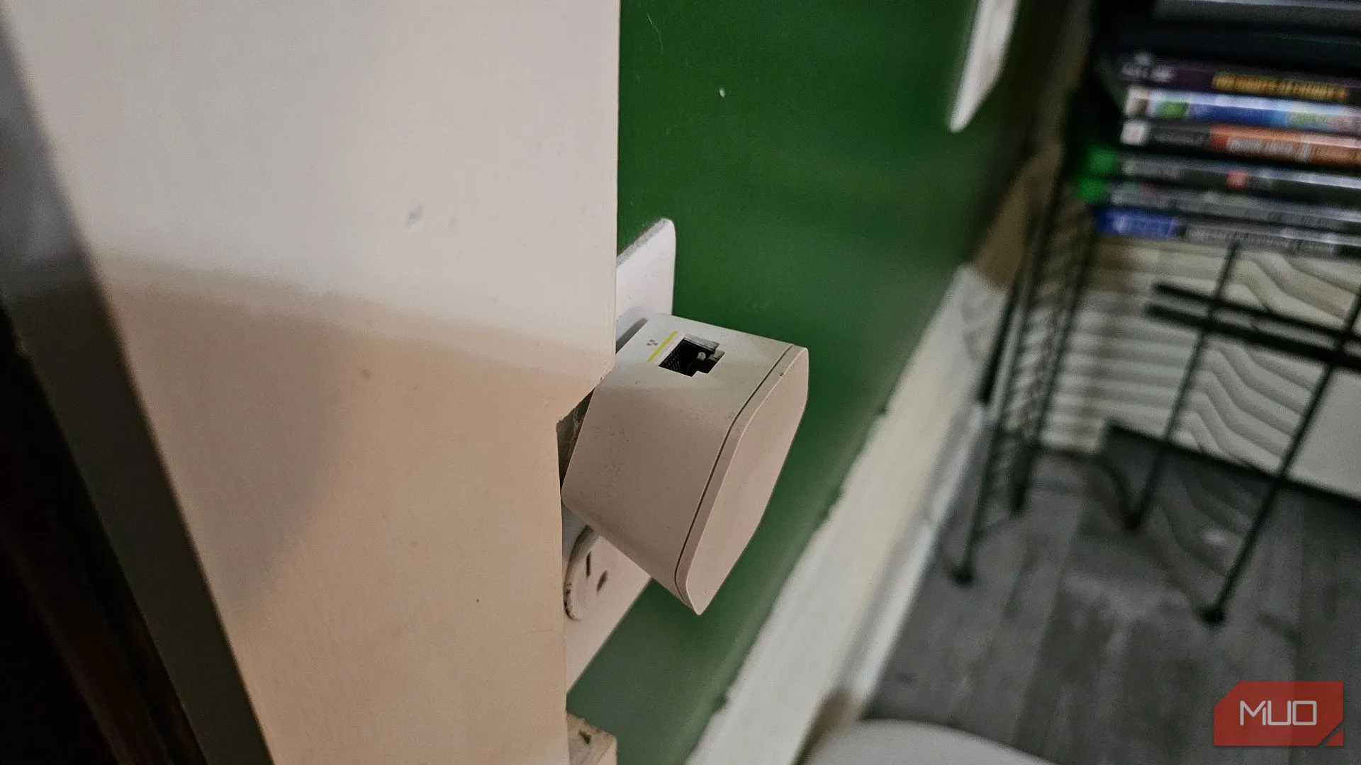 Thiết bị mở rộng sóng Wi-Fi (Wi-Fi extender) cắm vào ổ điện