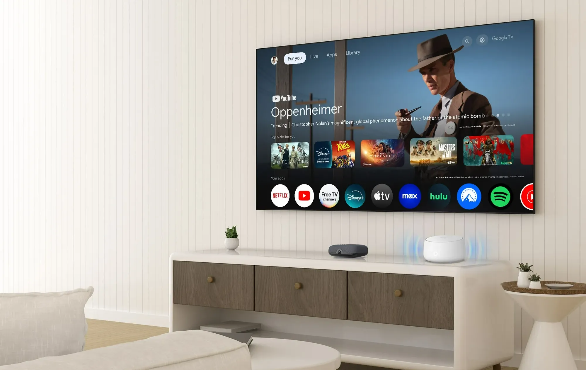 Thiết bị streaming box 4K Onn đặt trên tủ cạnh TV