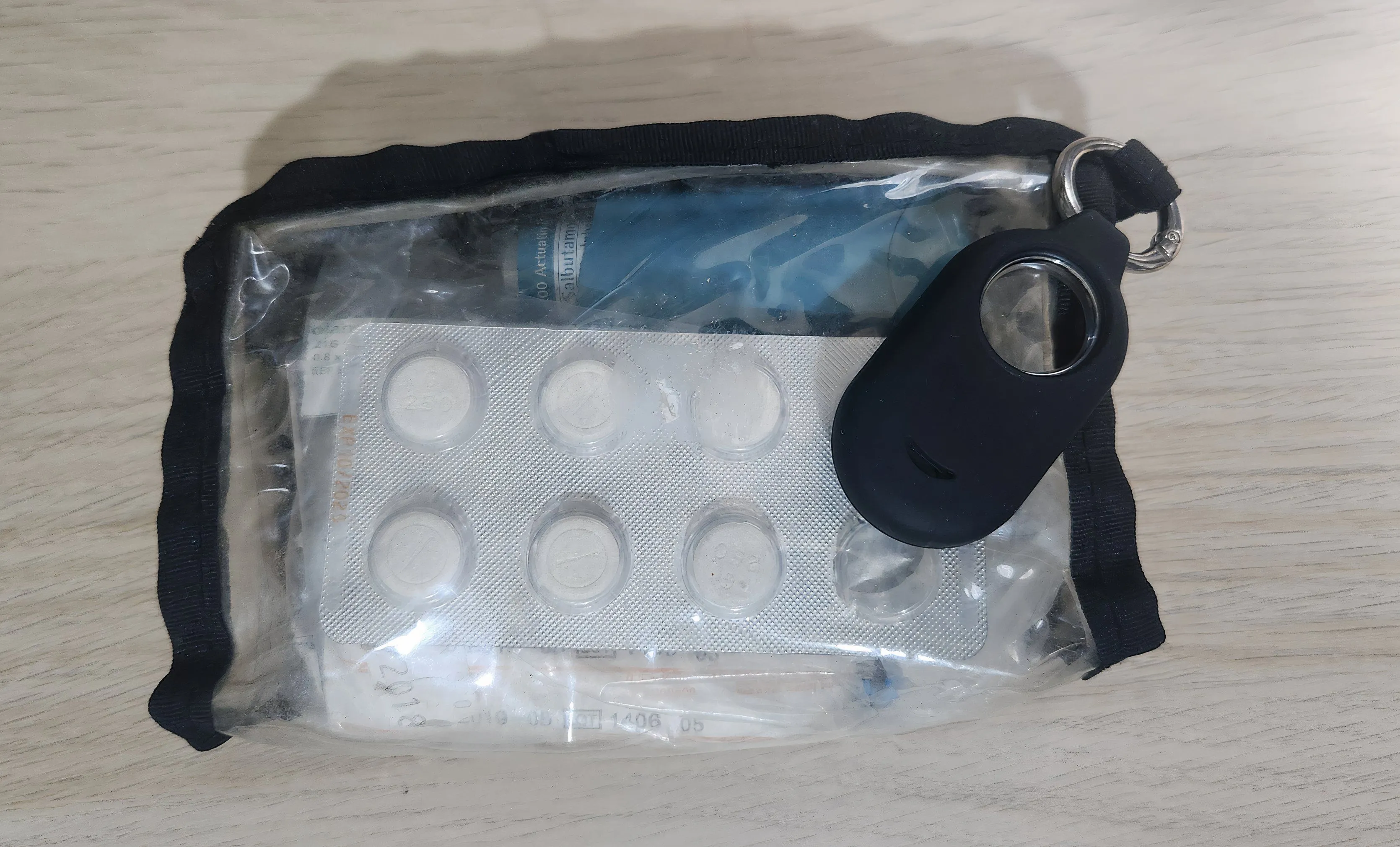 Thiết bị theo dõi AirTag gắn vào túi đựng thuốc y tế, giúp định vị nhanh chóng các vật phẩm quan trọng.