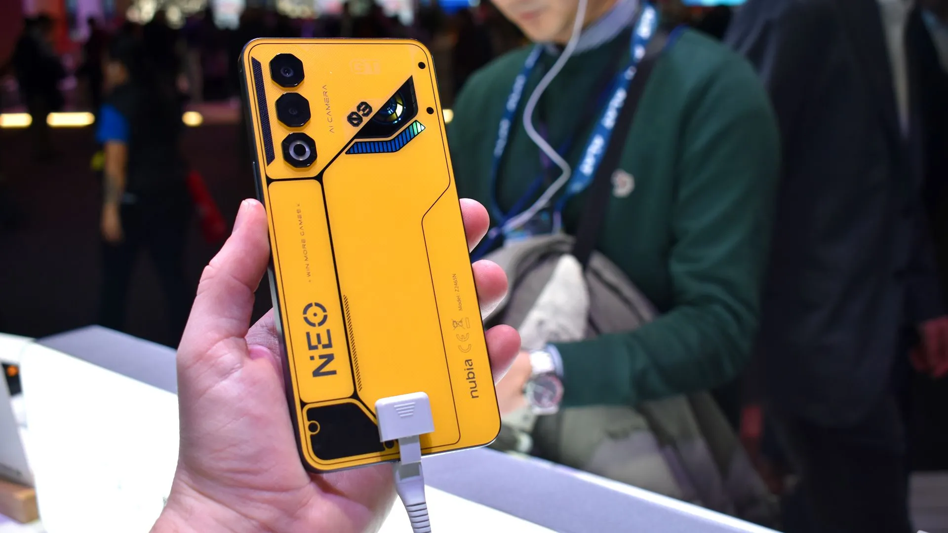 Thiết kế mặt lưng màu vàng nổi bật của Nubia Neo 3 GT 5G tại MWC 2025