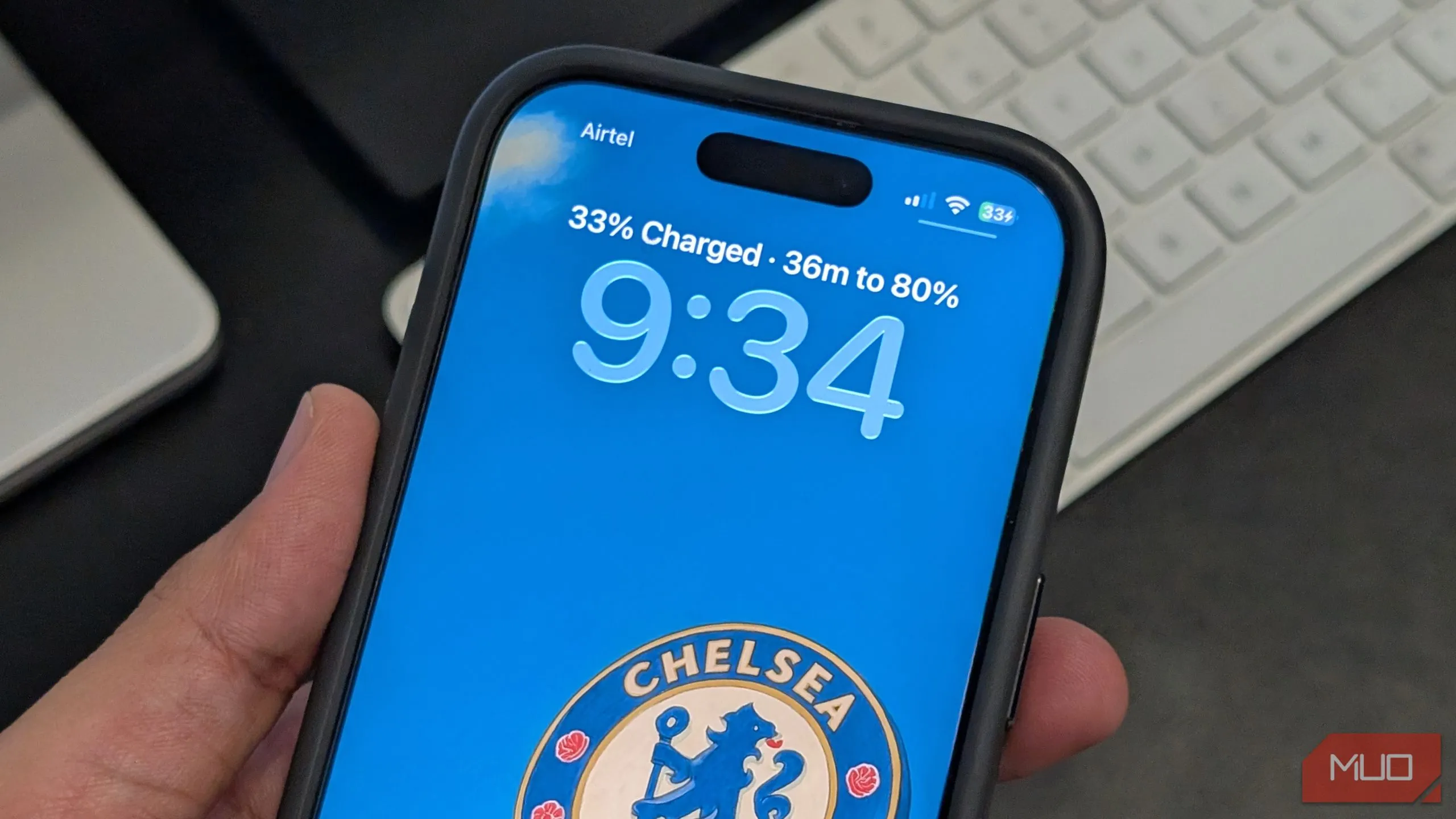 Thông báo thời gian ước tính còn lại để sạc pin iPhone lên 80% hiển thị trên màn hình khóa của iOS 26