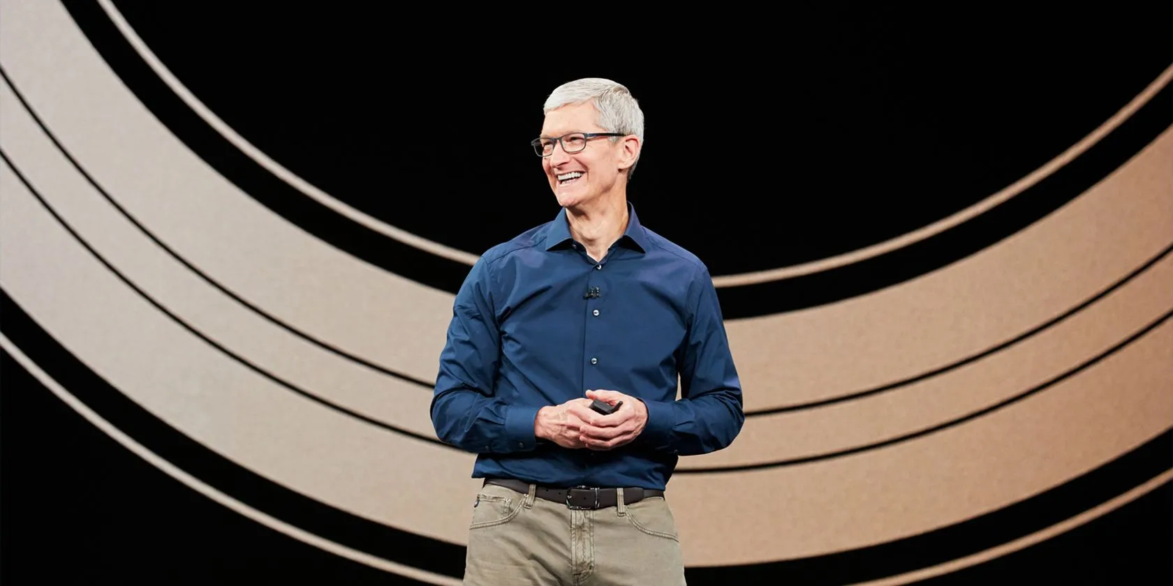 Tim Cook, CEO Apple, tại sự kiện ra mắt sản phẩm, thể hiện chiến lược kinh doanh toàn cầu của hãng.