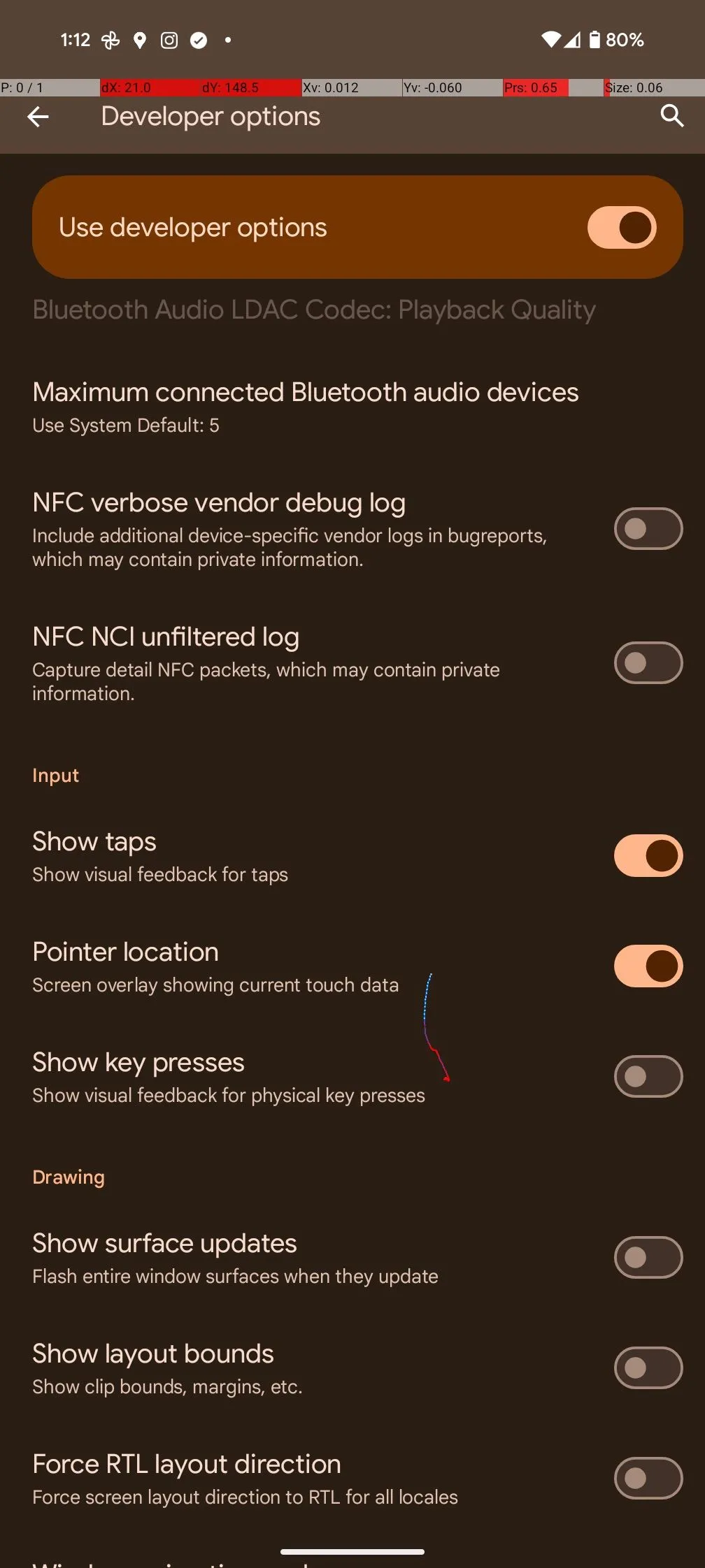 Tính năng &quot;Hiển thị chạm&quot; và &quot;Vị trí con trỏ&quot; được bật trong tùy chọn nhà phát triển Android, hiển thị điểm chạm và tọa độ