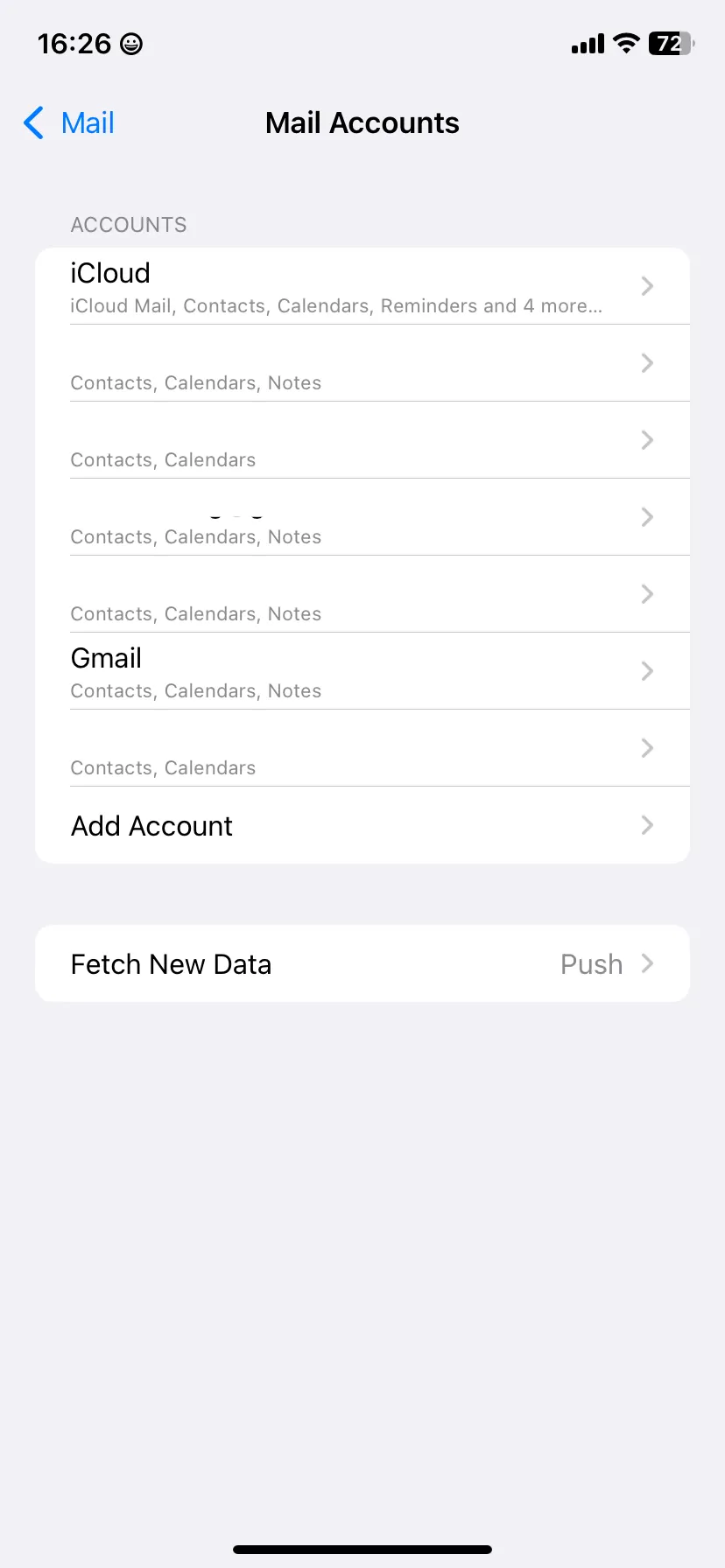 Trang Tài khoản Mail trong cài đặt iOS hiển thị danh sách các tài khoản email đã thêm