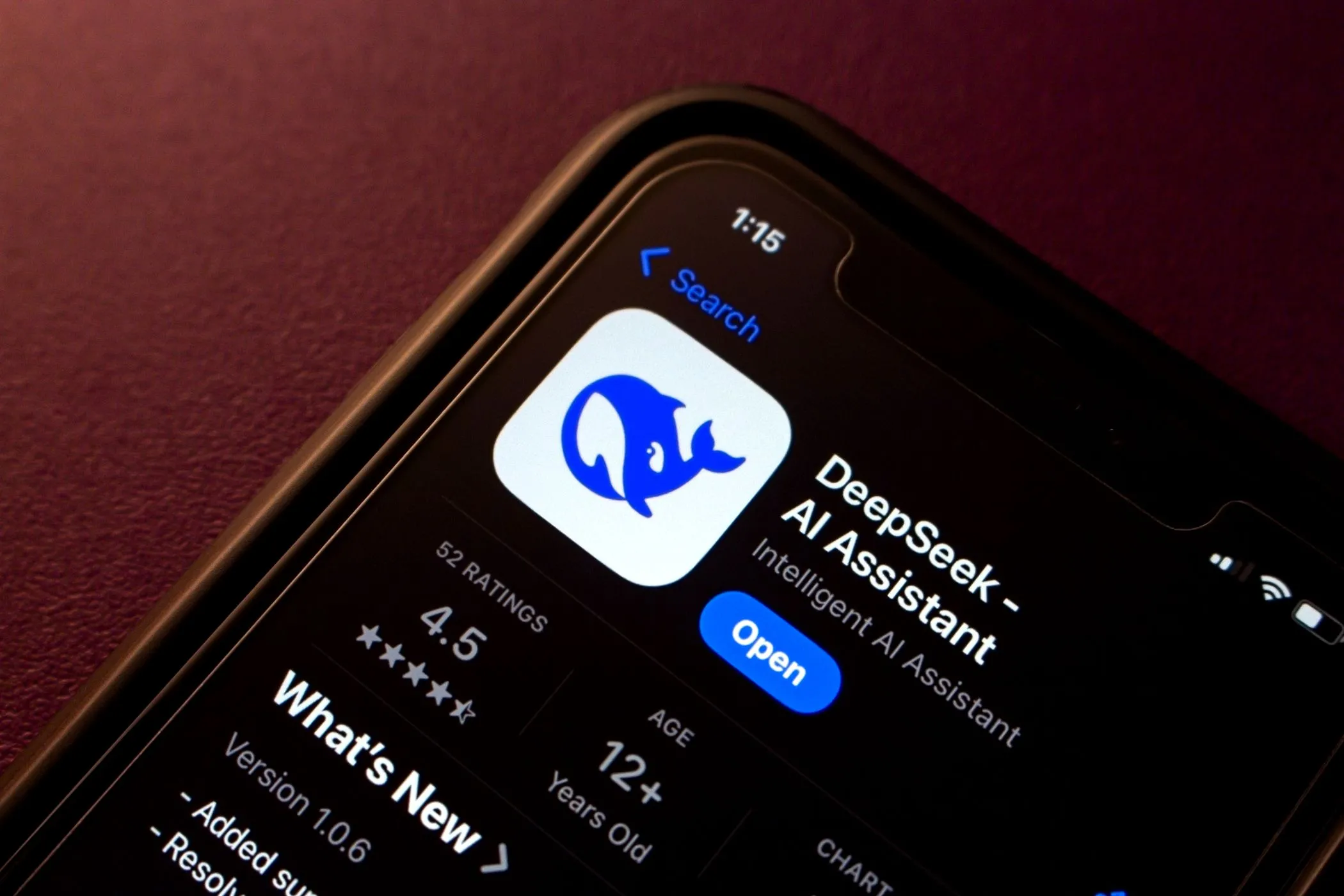 Trang tải ứng dụng DeepSeek AI trên App Store của Apple, thể hiện khả năng tiếp cận trên thiết bị di động.