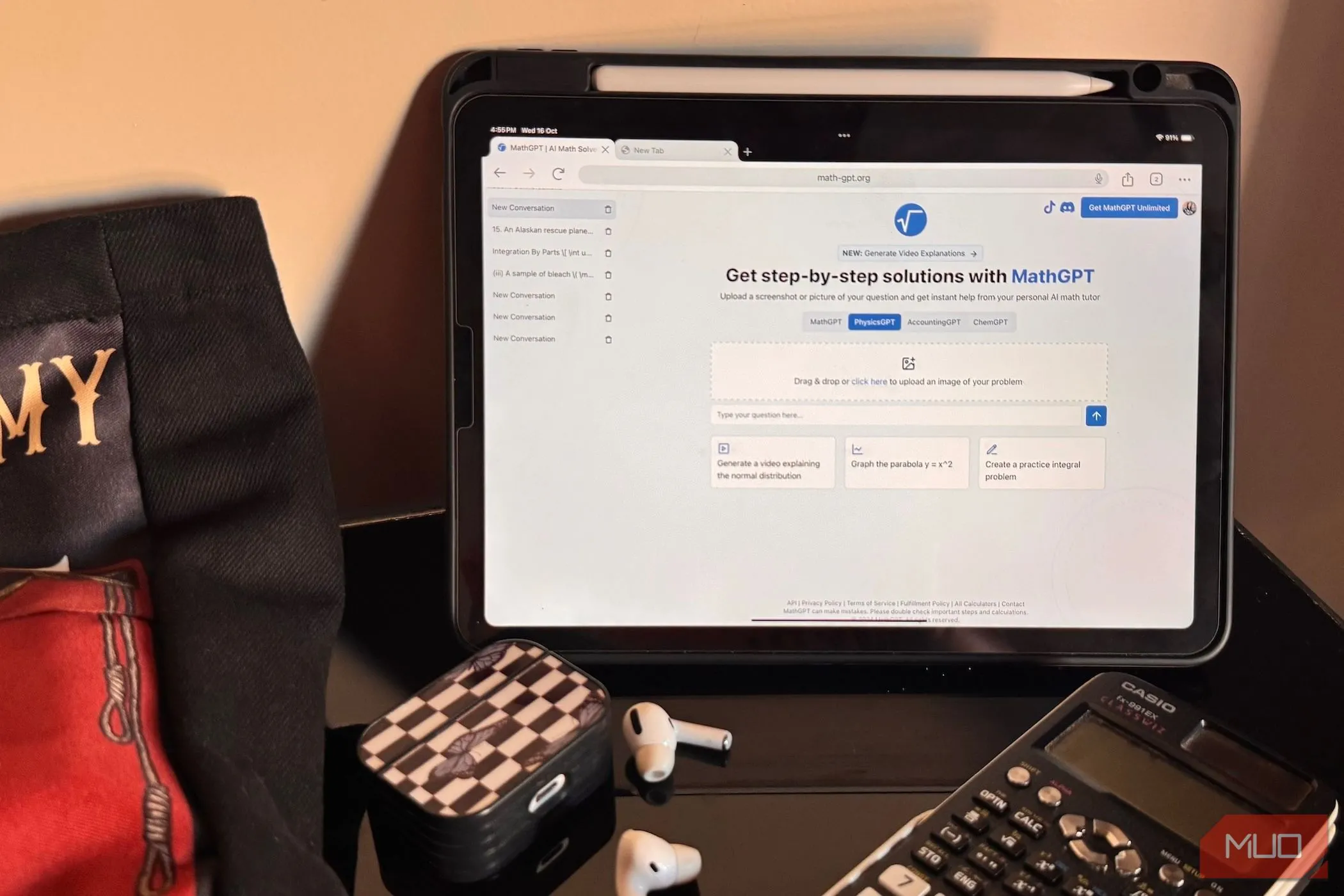 Trang web MathGPT mở trên iPad, AirPods, máy tính Casio và túi tote trên bàn