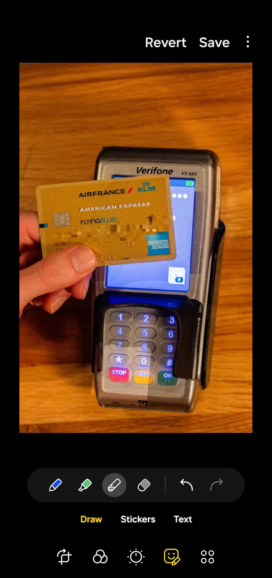 Trình chỉnh sửa ảnh của ứng dụng Thư viện Samsung hiển thị hình ảnh thẻ tín dụng với các số đã được làm mờ