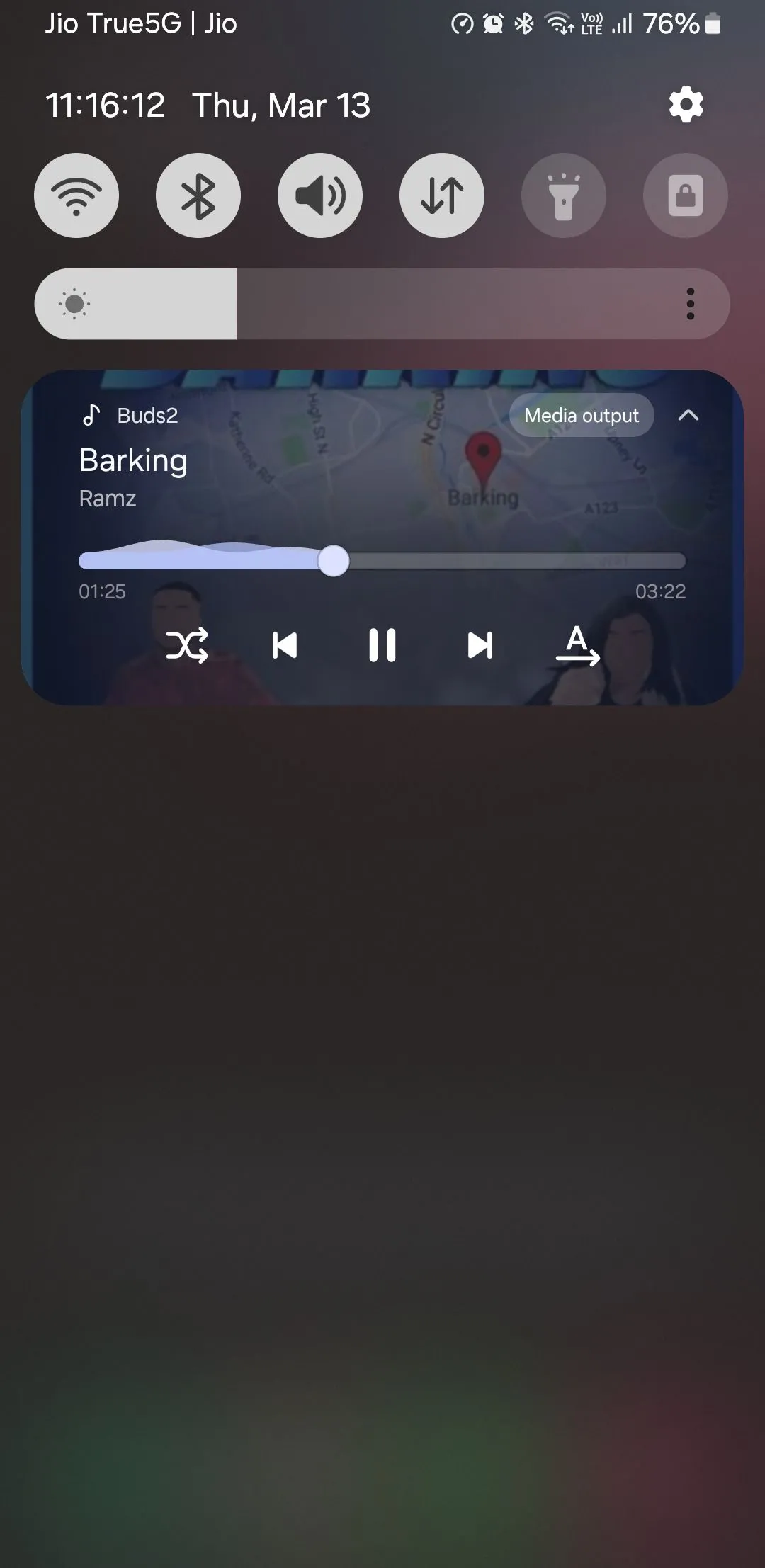 Trình phát nhạc hiển thị trong bảng thông báo trên điện thoại Samsung, thể hiện khả năng kiểm soát âm thanh