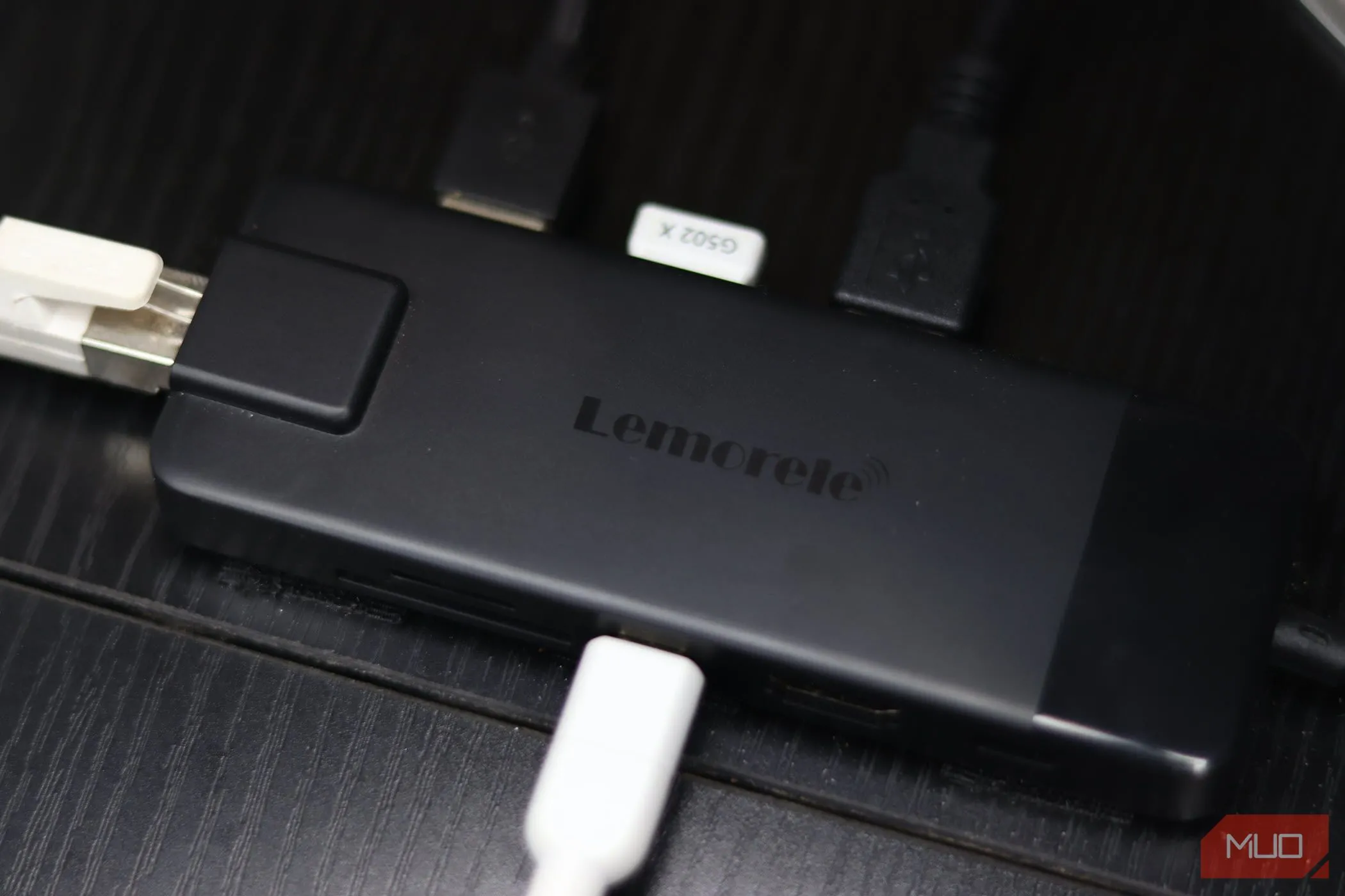Trung tâm kết nối USB-C màu đen trên bàn làm việc