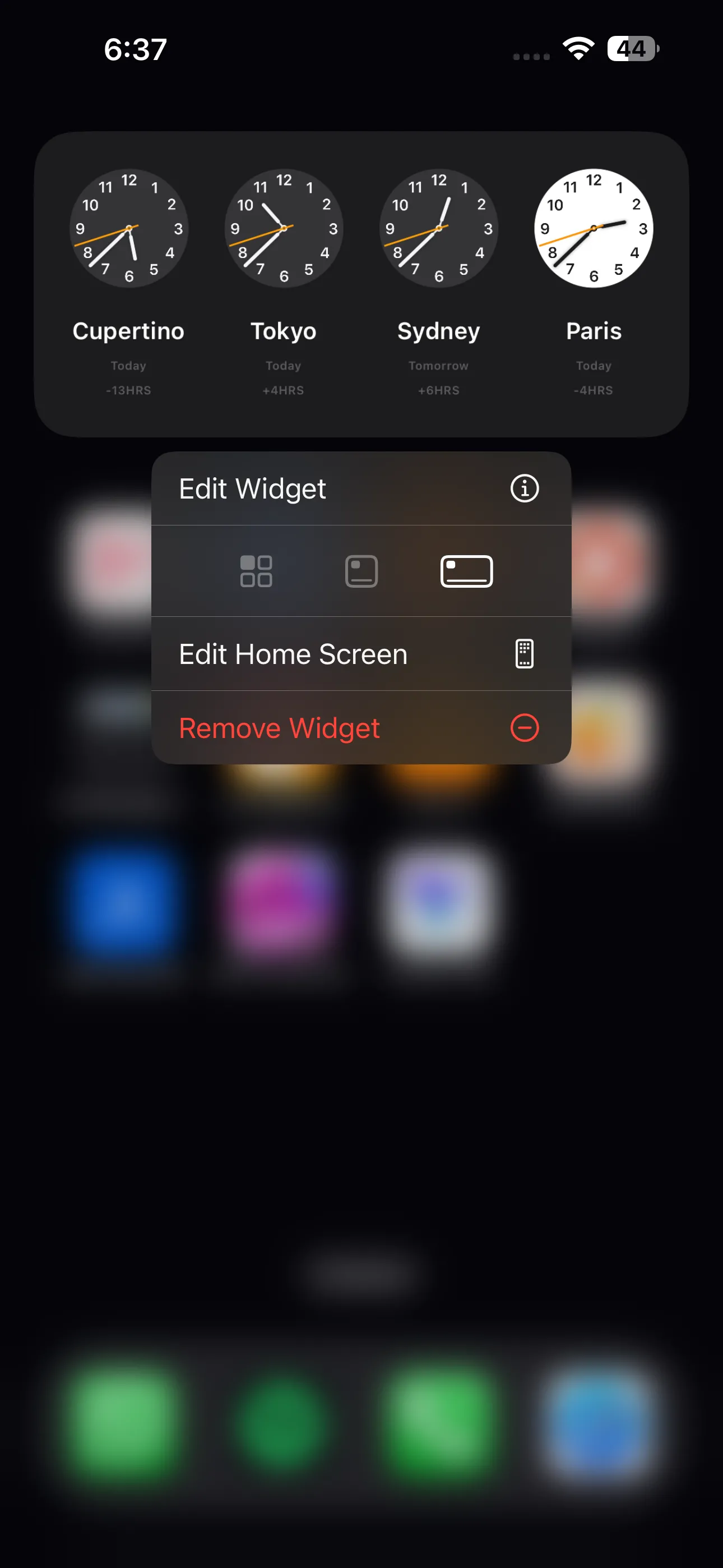 Tùy chọn chỉnh sửa hiển thị khi nhấn giữ tiện ích đồng hồ hình chữ nhật trên iPhone