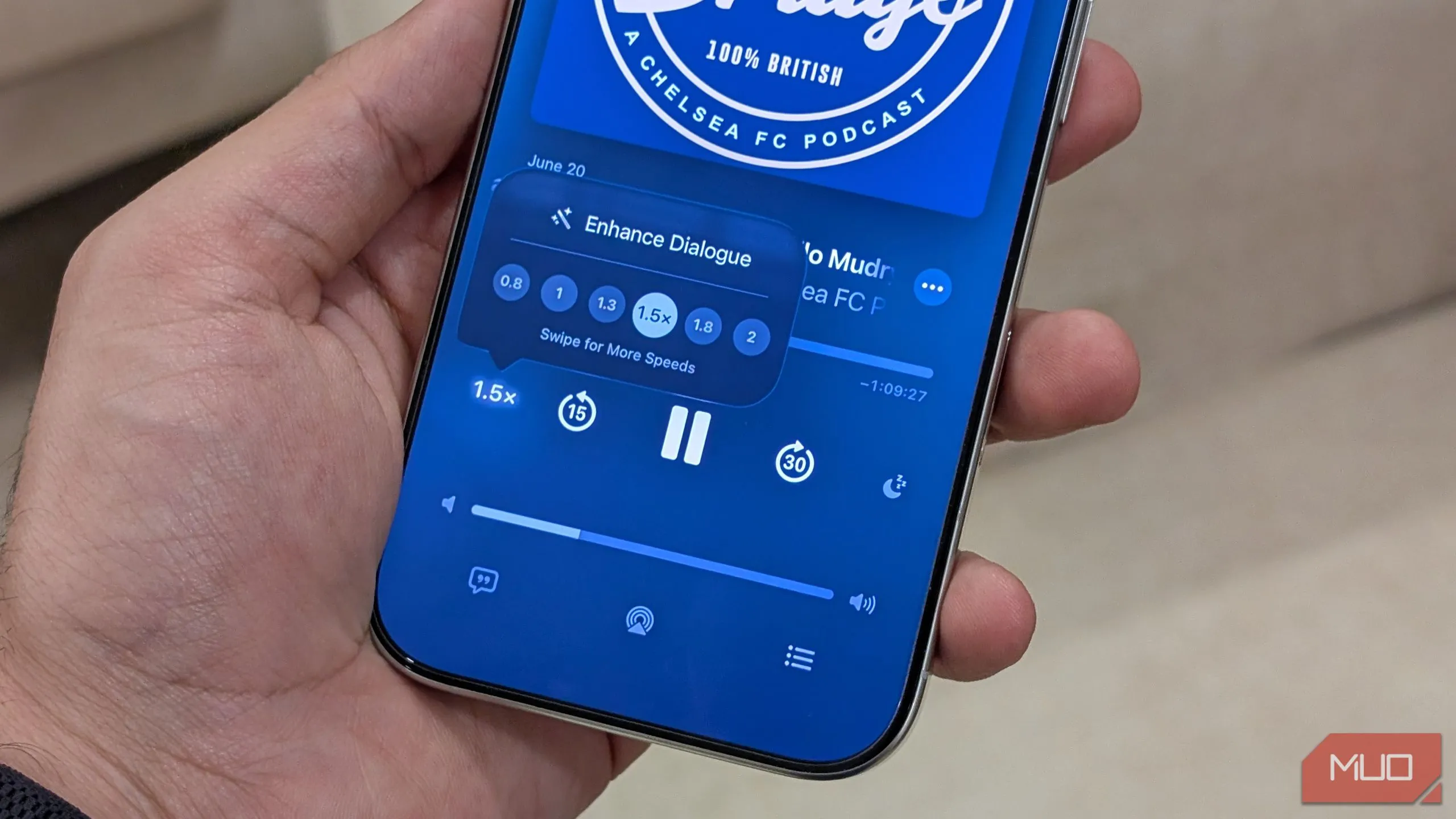Tùy chọn thay đổi tốc độ phát lại podcast trong ứng dụng Podcast trên iOS 26, với các mức như 0.5x, 1x, 1.5x, 2x