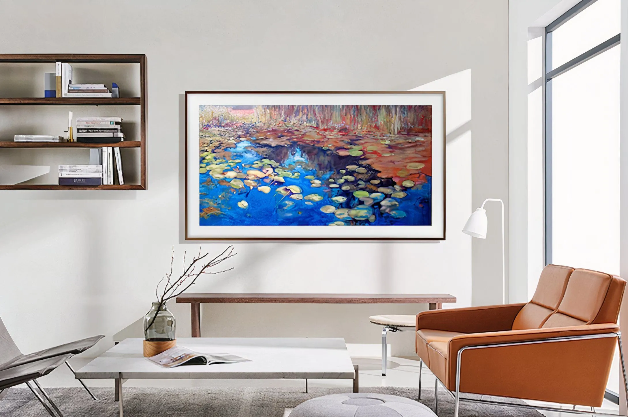 TV Samsung The Frame hiển thị tác phẩm nghệ thuật trừu tượng trên màn hình lớn, hòa mình vào không gian phòng khách hiện đại với sofa và bàn cà phê.