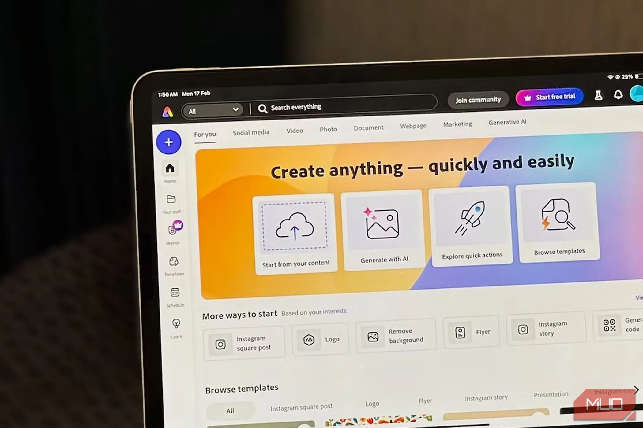 Ứng dụng Adobe Express đang mở trên iPad, minh họa giao diện thân thiện