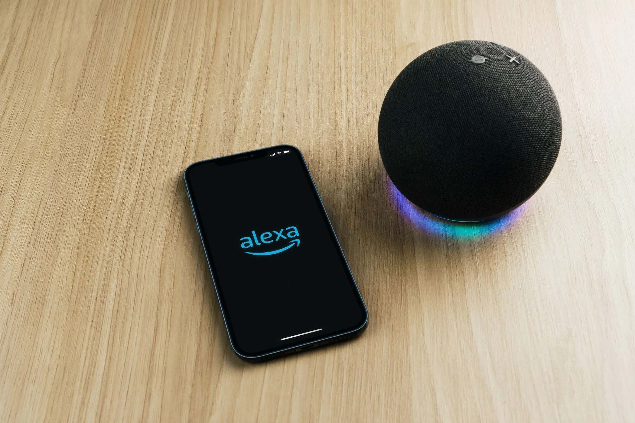 Ứng dụng Alexa trên điện thoại cạnh loa Echo