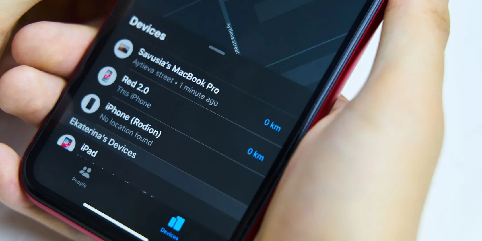 Ứng dụng Find My trên iPhone hiển thị một thiết bị ngoại tuyến, với biểu tượng vị trí và định vị