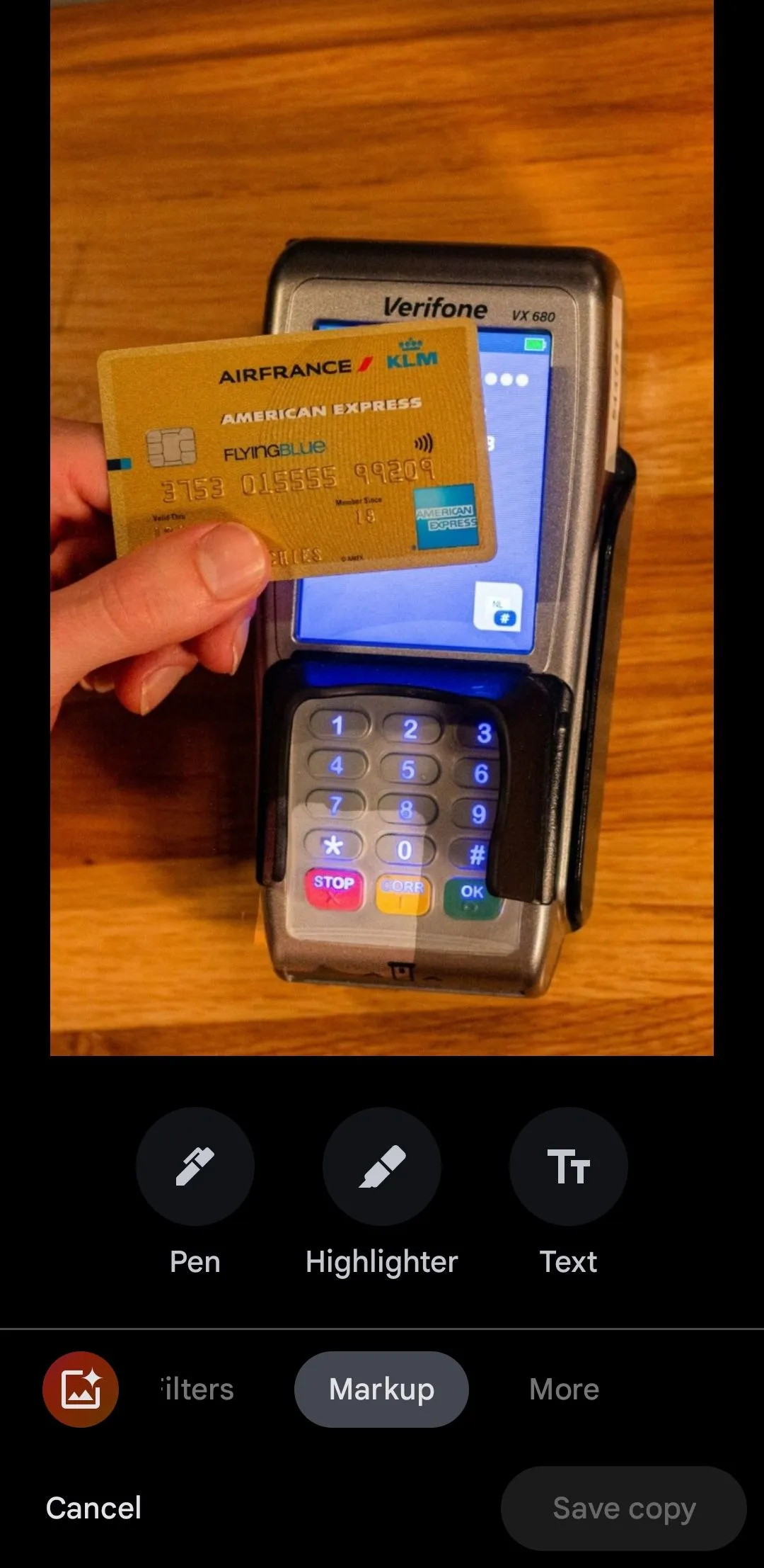 Ứng dụng Google Photos hiển thị thẻ tín dụng với công cụ Markup đã chọn