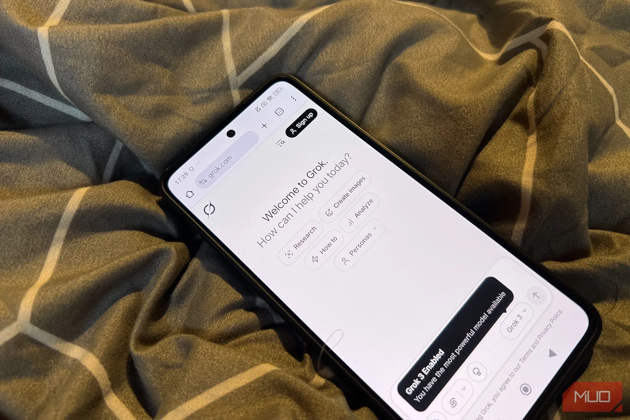 Ứng dụng Grok AI trên màn hình điện thoại iPhone, thể hiện tính di động.