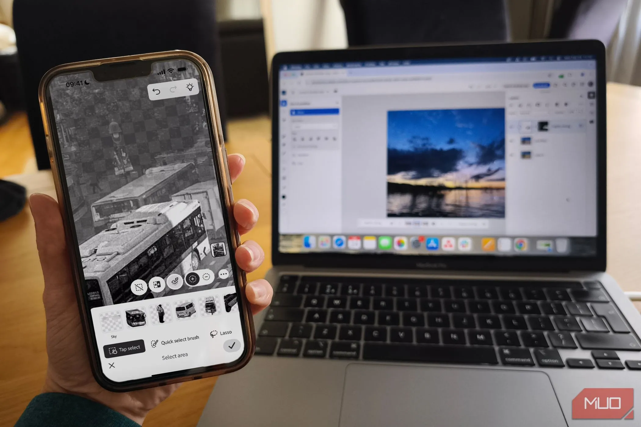 Ứng dụng Photoshop di động và web trên MacBook