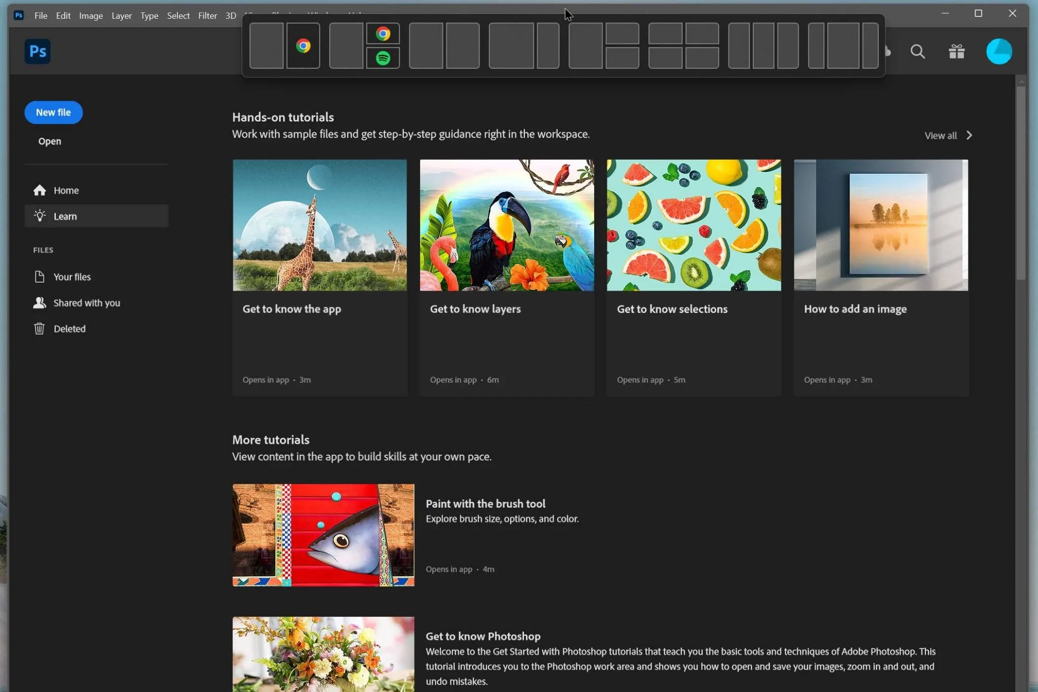 Ứng dụng Photoshop được kéo lên đầu màn hình hiển thị popup chọn bố cục Snap Layouts của Windows