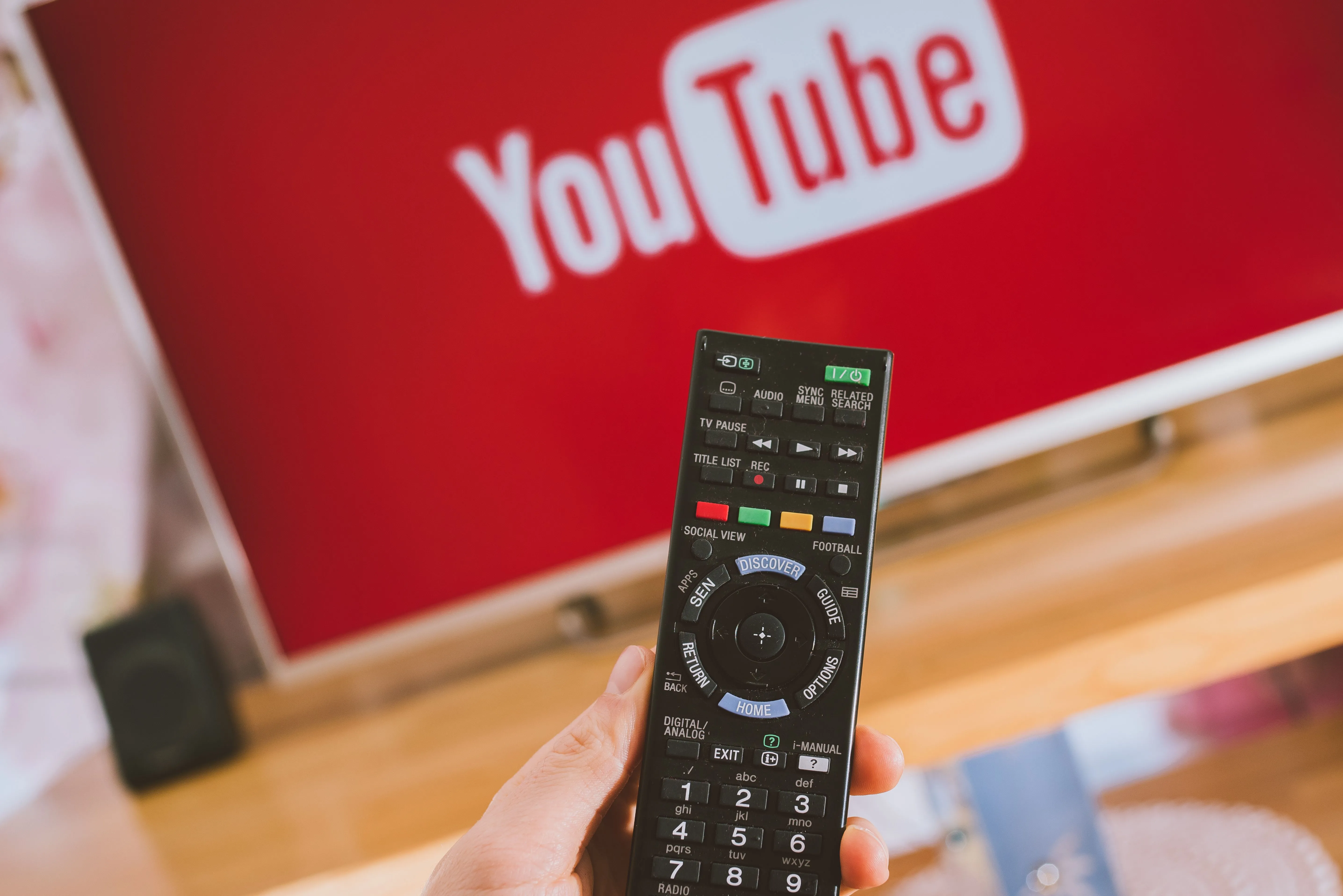 Ứng dụng YouTube đang hoạt động trên giao diện Smart TV Sony, minh họa việc kiểm tra điều khiển